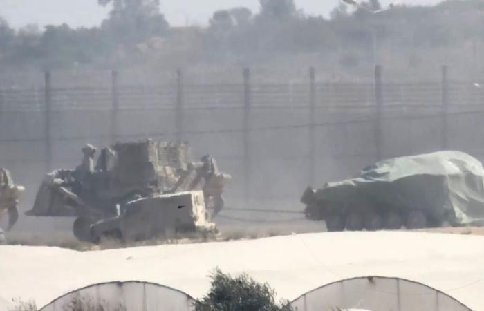 الجزيرة تعرض مشاهد حصرية لسحب الجيش الإسرائيلي ناقلة جند تم تفجيرها برفح