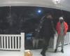 مقطع فيديو يظهر 4 رجال يحاولون اقتحام باب منزل في تورنتو 