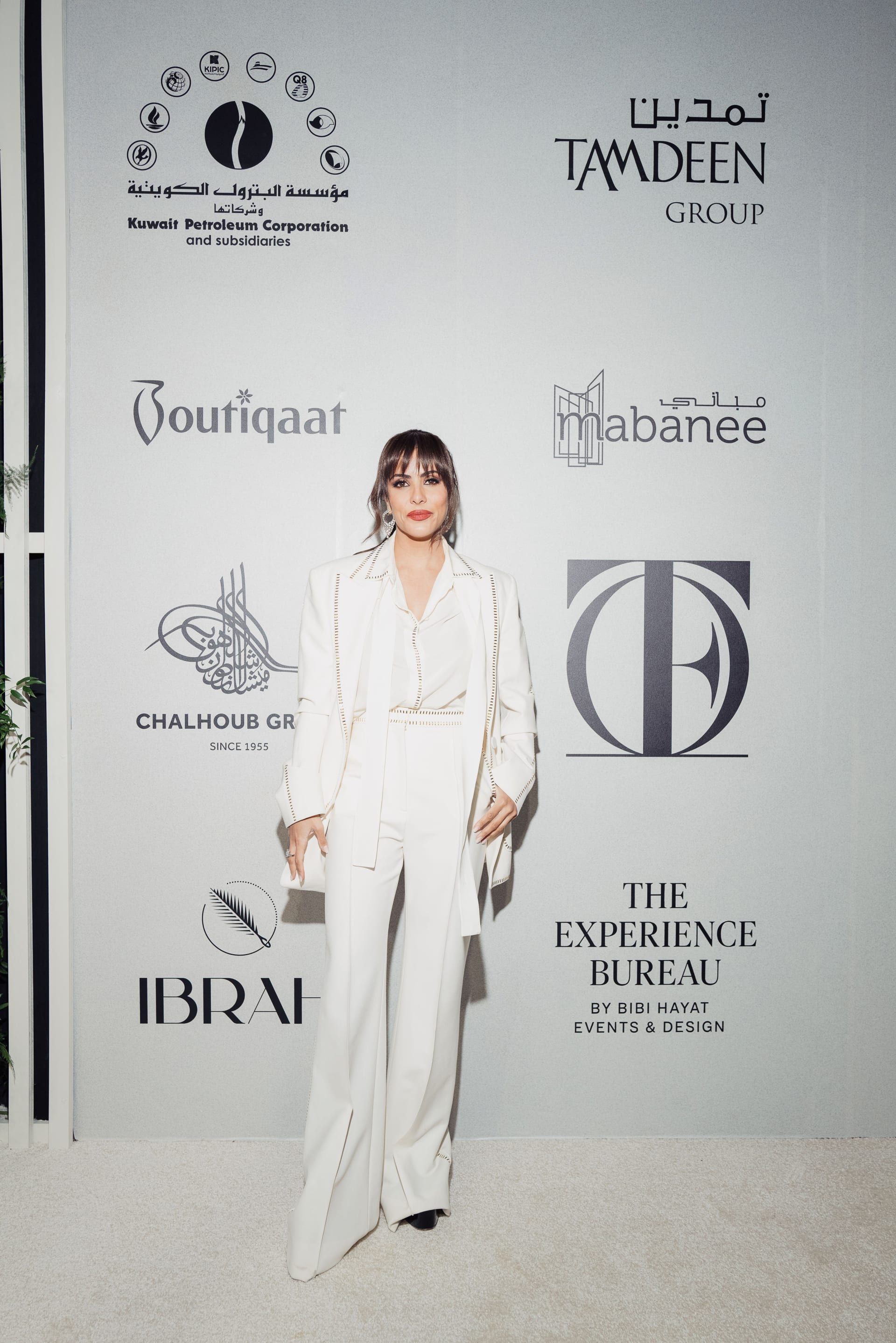 مدوّنة الموضة السعودية ندى باعشن بإطلالة باللون الأبيض في الكويت.