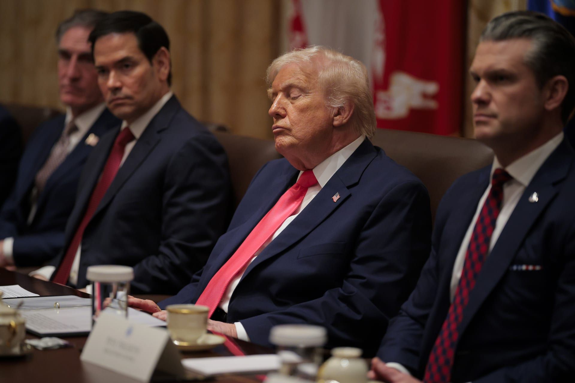 الرئيس الأمريكي دونالد ترامب خلال اجتماع لمجلس الوزراء