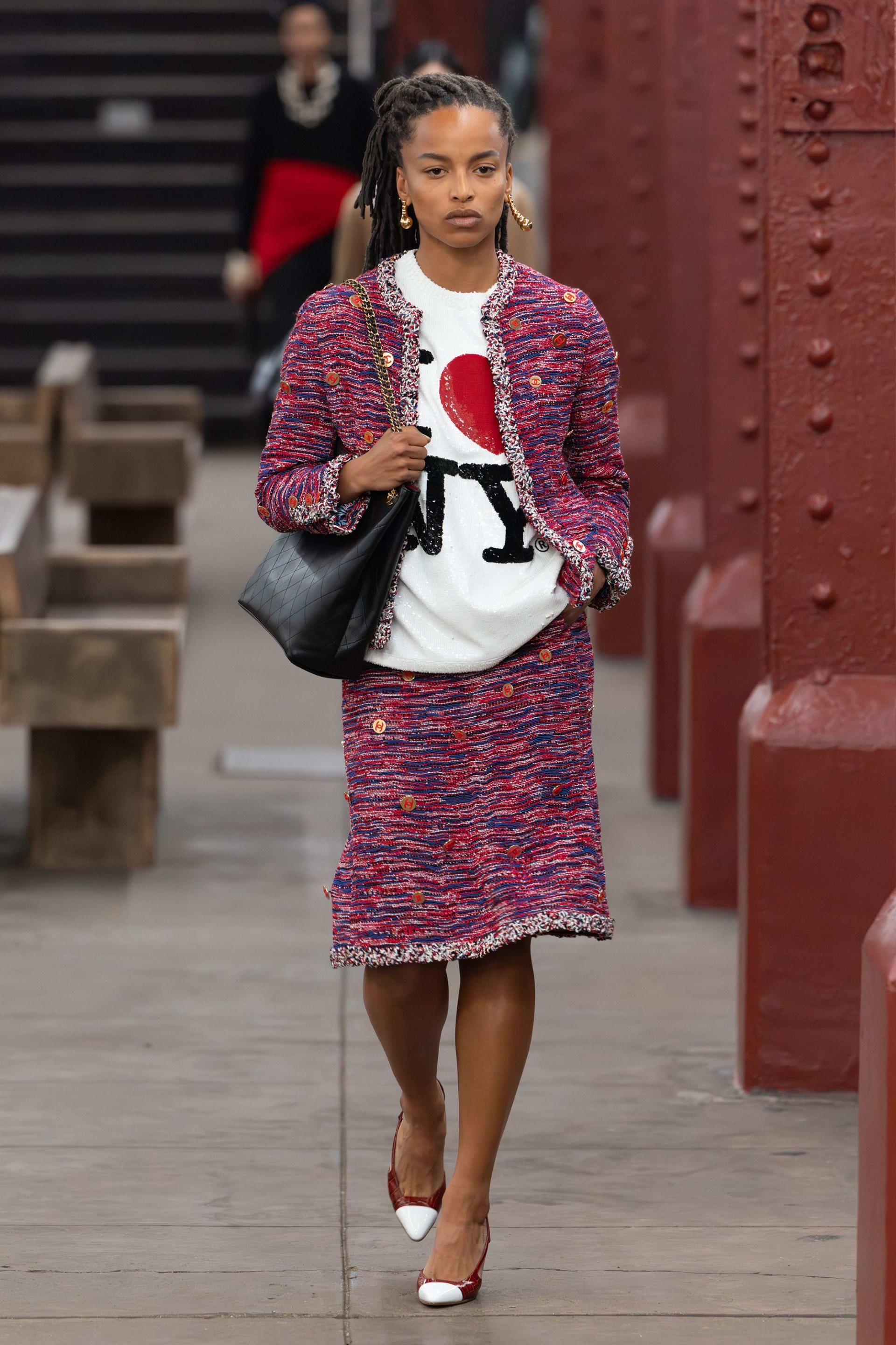 لمسة مبتكرة على بدلات التويد الكلاسيكية من شانيل، مُنسّقة فوق تيشيرت بسيط.