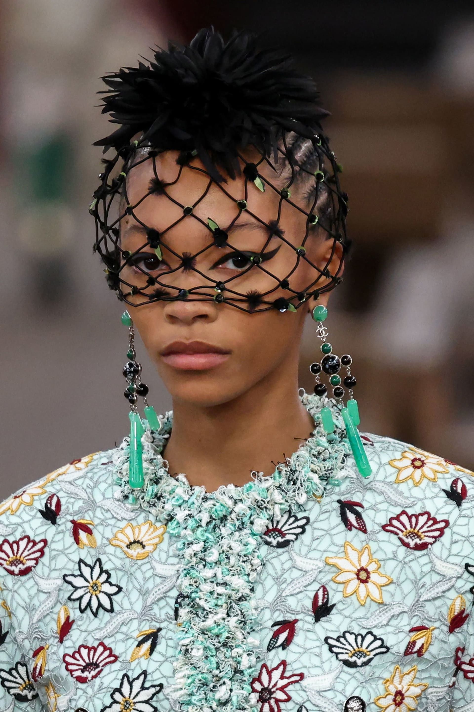 لقطة مقرّبة لعارضةٍ وهي تمشي في عرض Chanel Métiers d’Art 2026 في نيويورك.