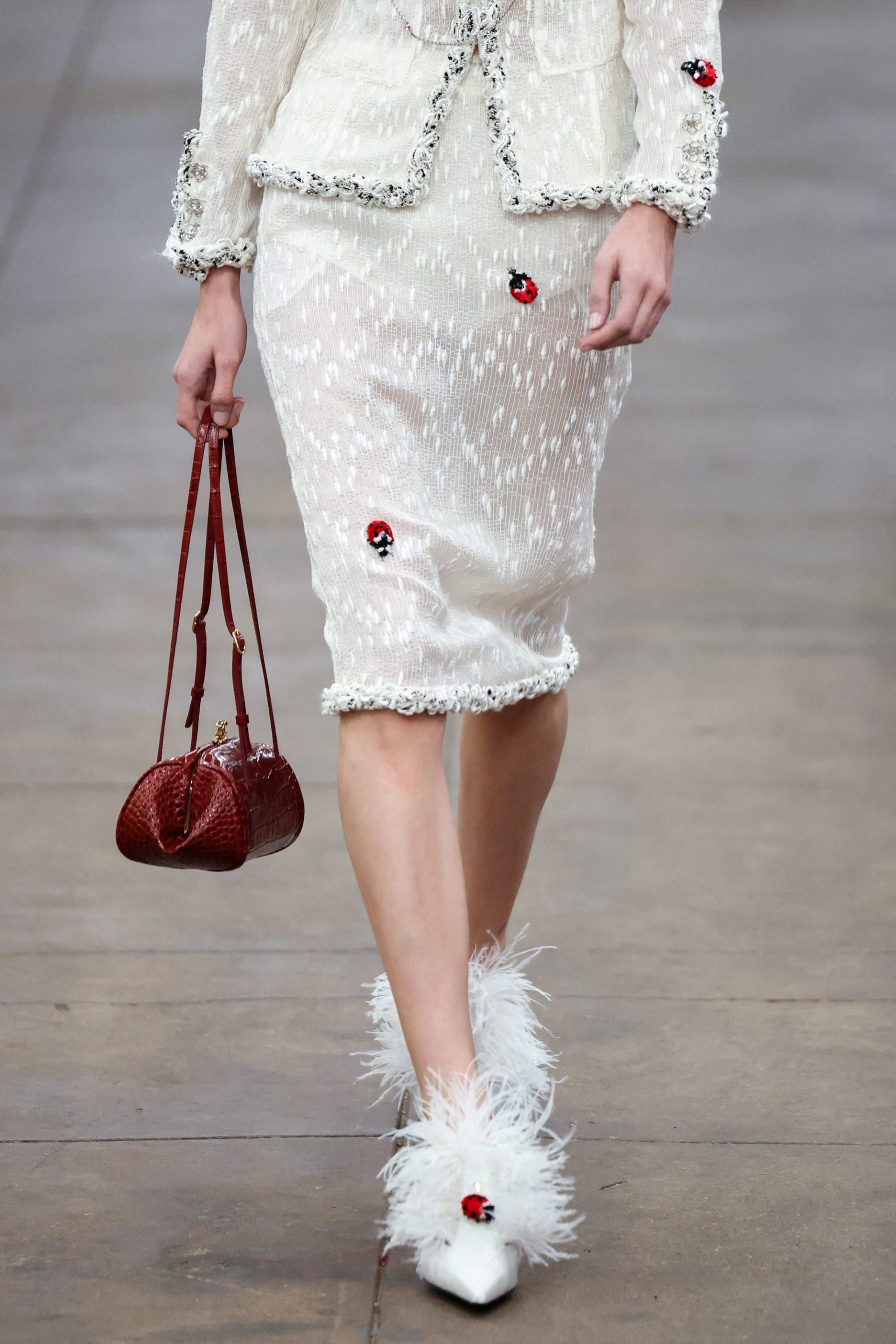 عناصر مرِحة مثل الخنافس الصغيرة ظهرت في هذه الإطلالة.