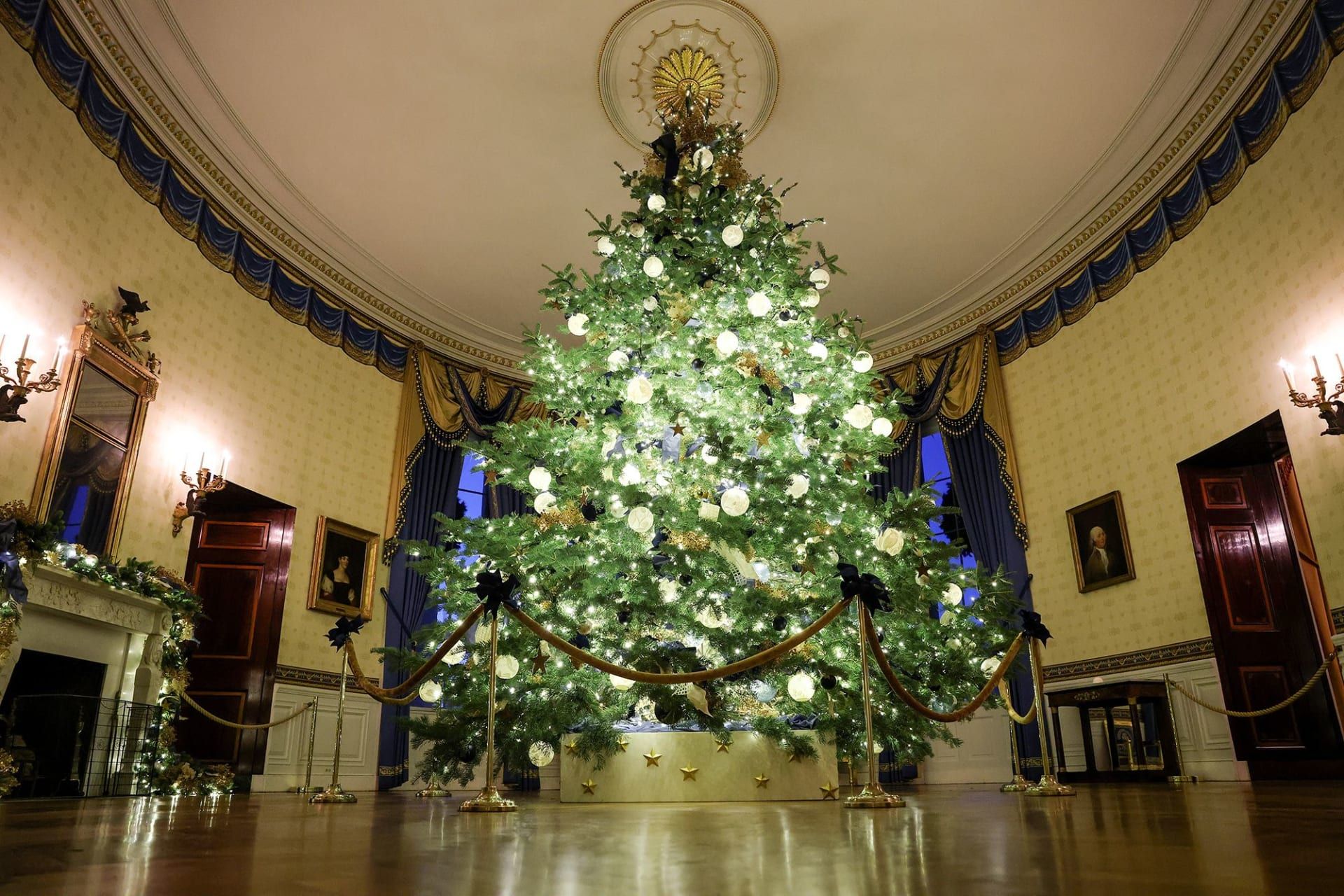 تتوسّط شجرة عيد الميلاد الغرفة الزرقاء في البيت الأبيض .