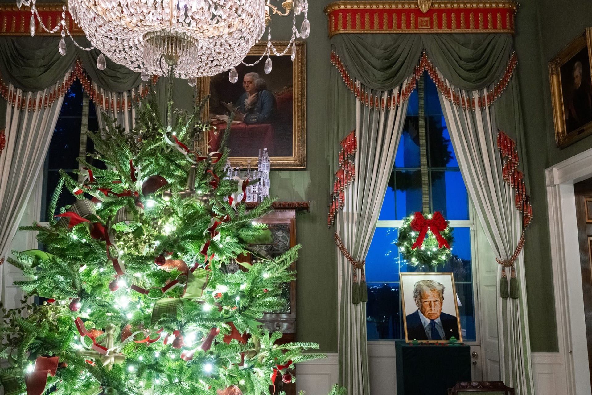 بورتريه للرئيس الأمريكي دونالد ترامب مصنوع من قطع ليغو كجزء من زينة عيد الميلاد في الغرفة الخضراء بالبيت الأبيض عام 2025.