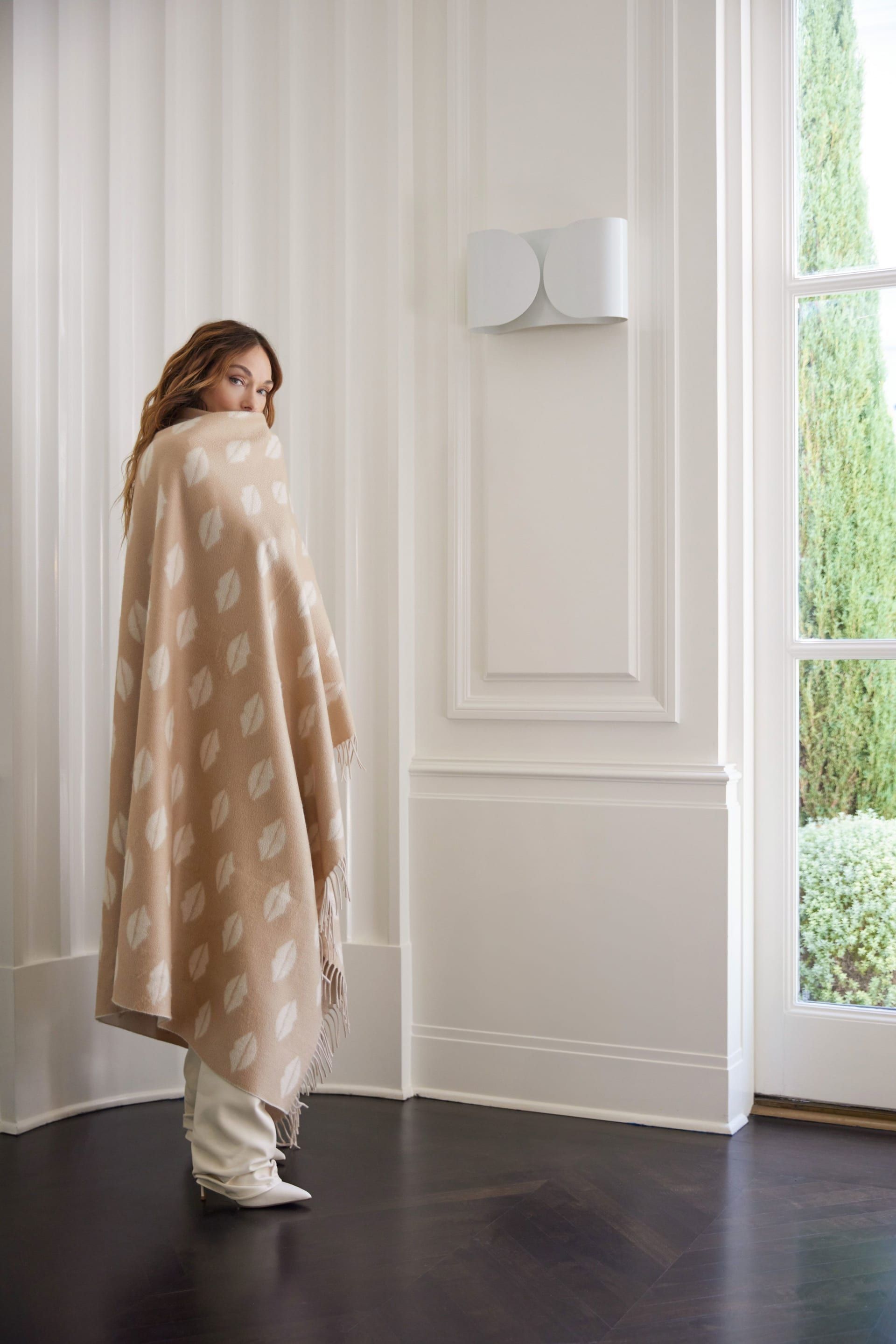 ويرستلر مع إحدى البطانيات من مجموعتها، فهي ترى أن الهدايا الدافئة والمريحة تبقى دائمًا خيارًا ناجحًا لمعظم الأشخاص، بغضّ النظر عن مدى معرفتك بهم.