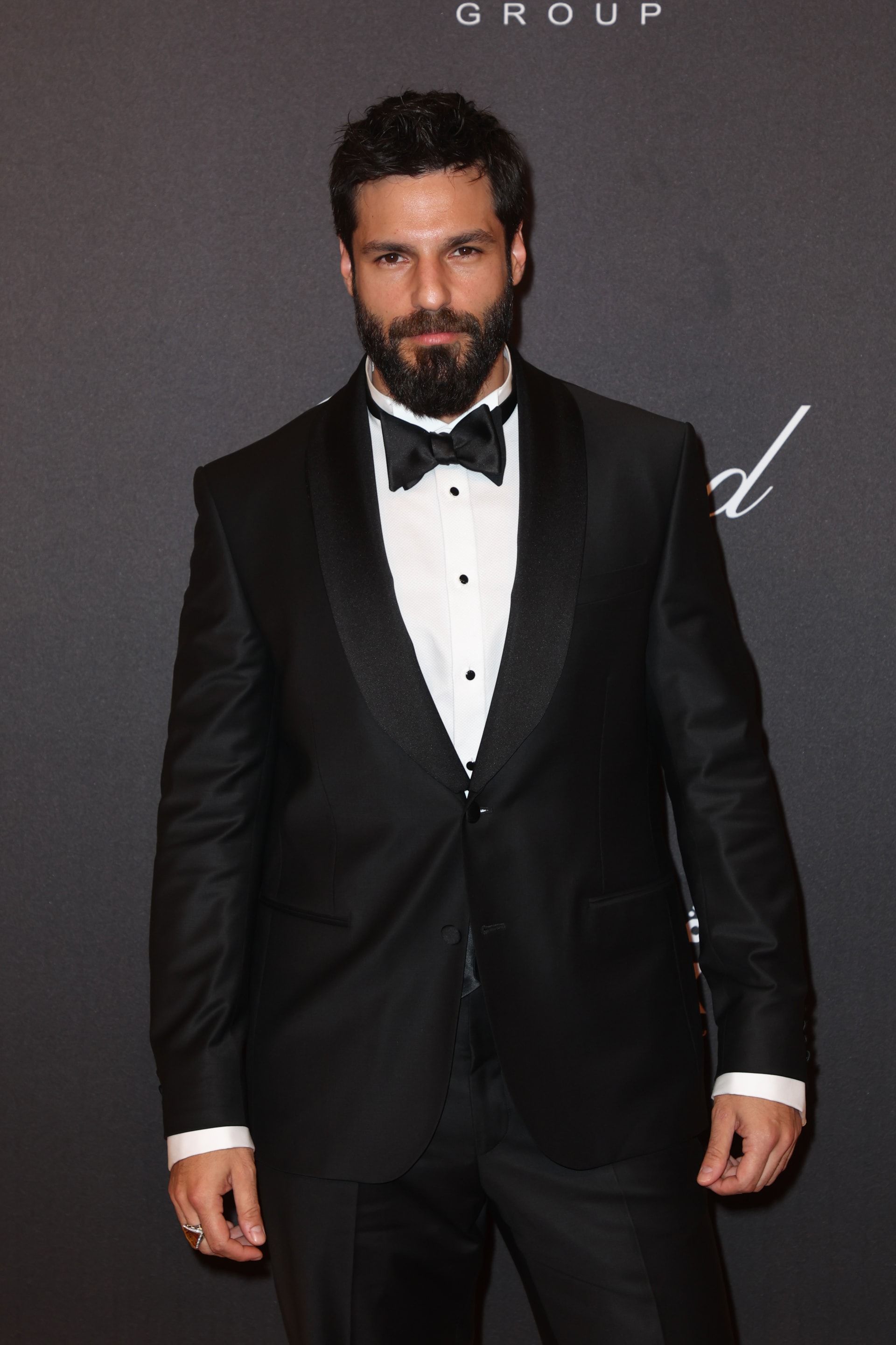 حضور الممثل التركي سركان شاي أوغلو على السجادة الحمراء في المهرجان.