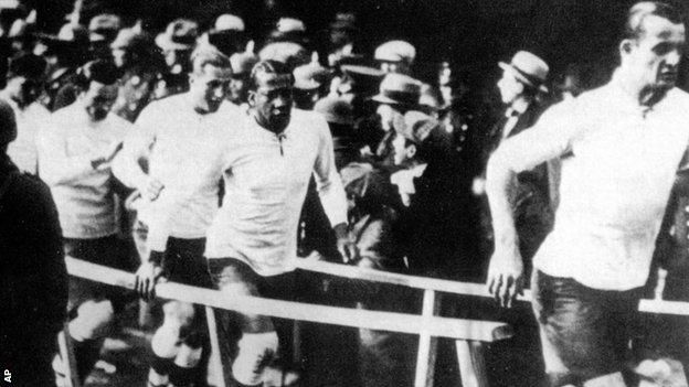 فريق الأوروغواي يدخل إلى أرض الملعب قبل نهائي كأس العالم 1930