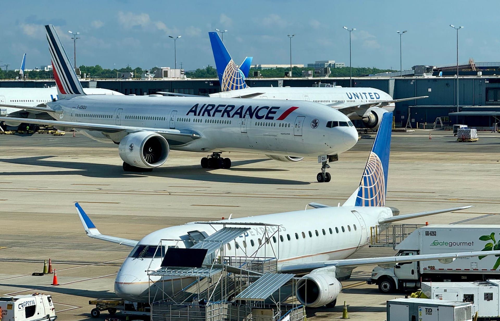 يكرهه الجميع من ضمنهم دونالد ترامب.. ما قصة هذا المطار في أمريكا؟