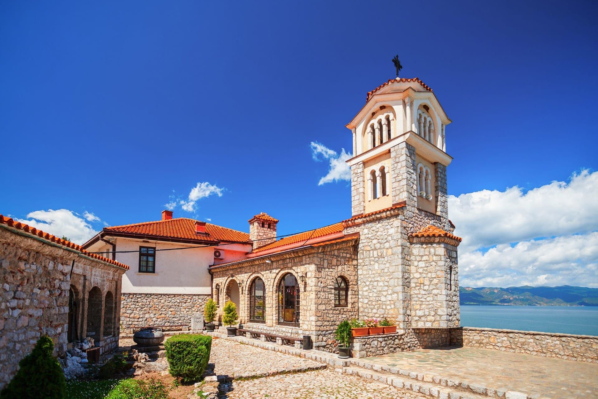 هذه البقعة الساحرة تتيح لك الاستمتاع بأوروبا بعيدًا عن حشود السياح