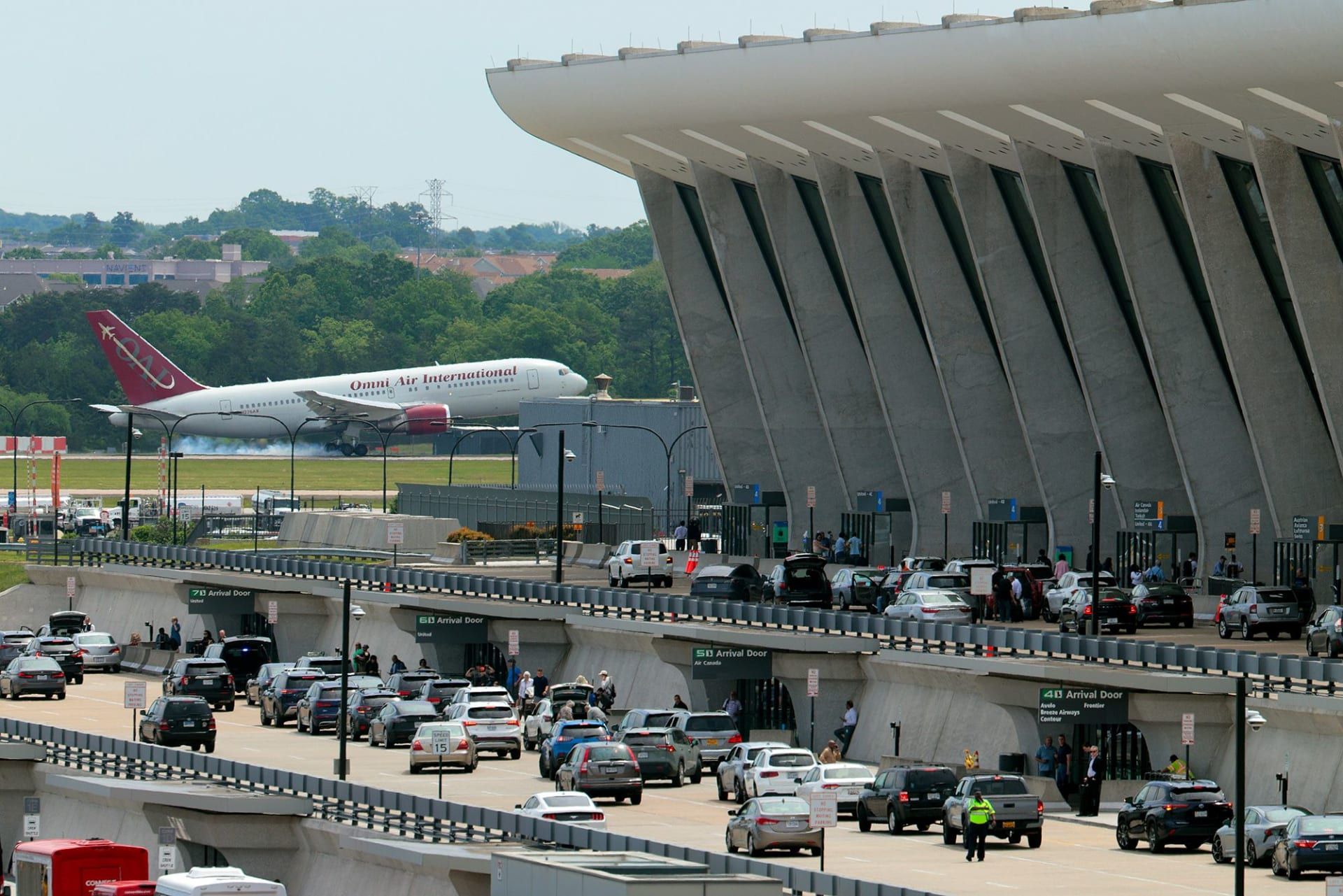 يكرهه الجميع من ضمنهم دونالد ترامب.. ما قصة هذا المطار في أمريكا؟
