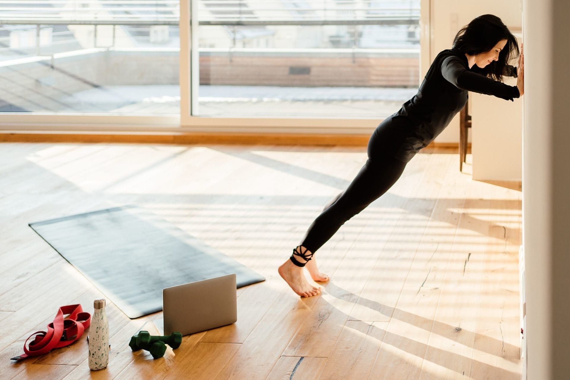 فقدان العضلات ليس جزءًا لا مفر منه من الشيخوخة.. خبيرة تشرح فوائد تمارين القوة