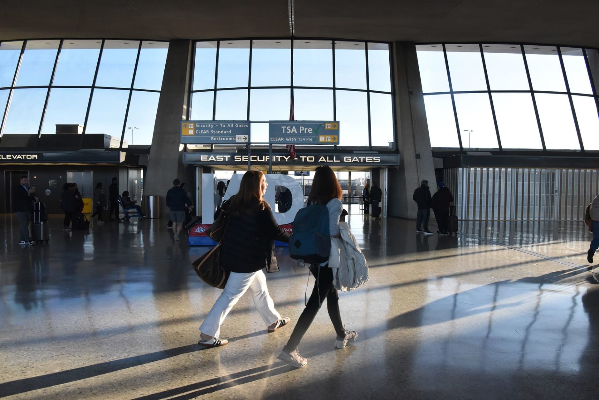 يكرهه الجميع من ضمنهم دونالد ترامب.. ما قصة هذا المطار في أمريكا؟