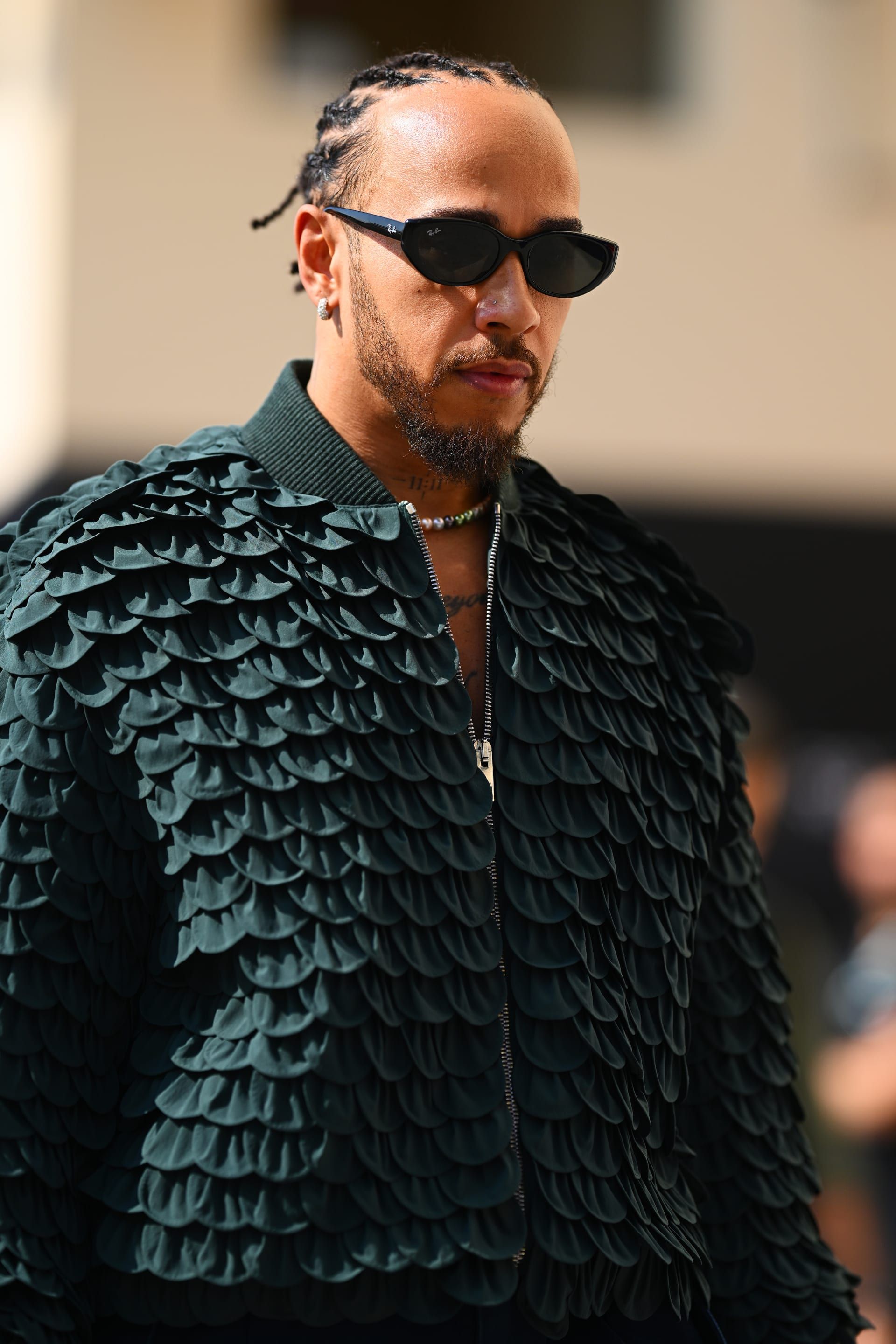 سترة لويس هاميلتون التي صُممت خصيصا له عند وصوله إلى منطقة البادوك قبل جائزة أبوظبي الكبرى للفورمولا 1 في حلبة ياس مارينا بتاريخ 7 ديسمبر 2025 في أبوظبي، الإمارات العربية المتحدة