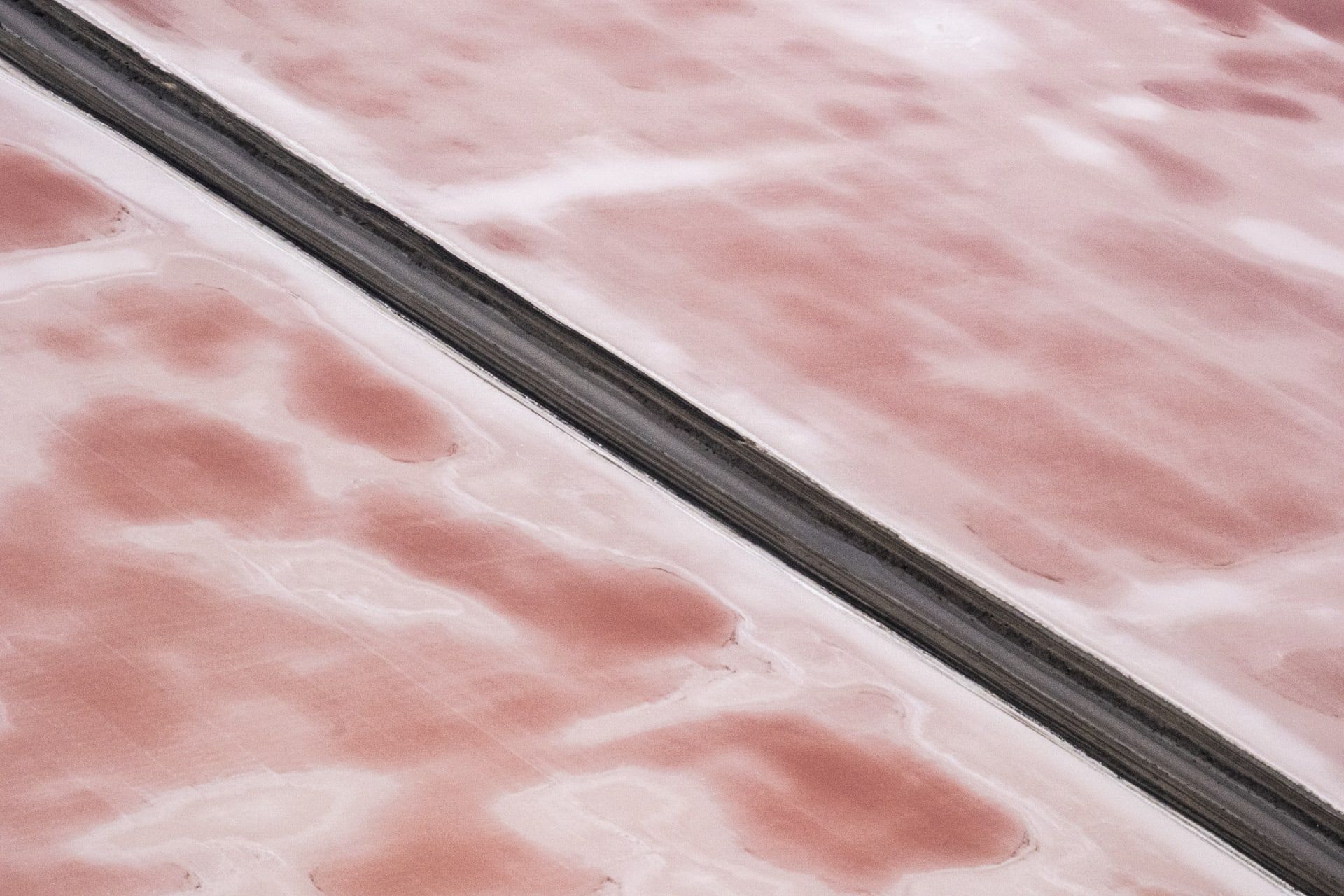 مصور يوثق مشاهد حالمة لبحيرات وردية اللون