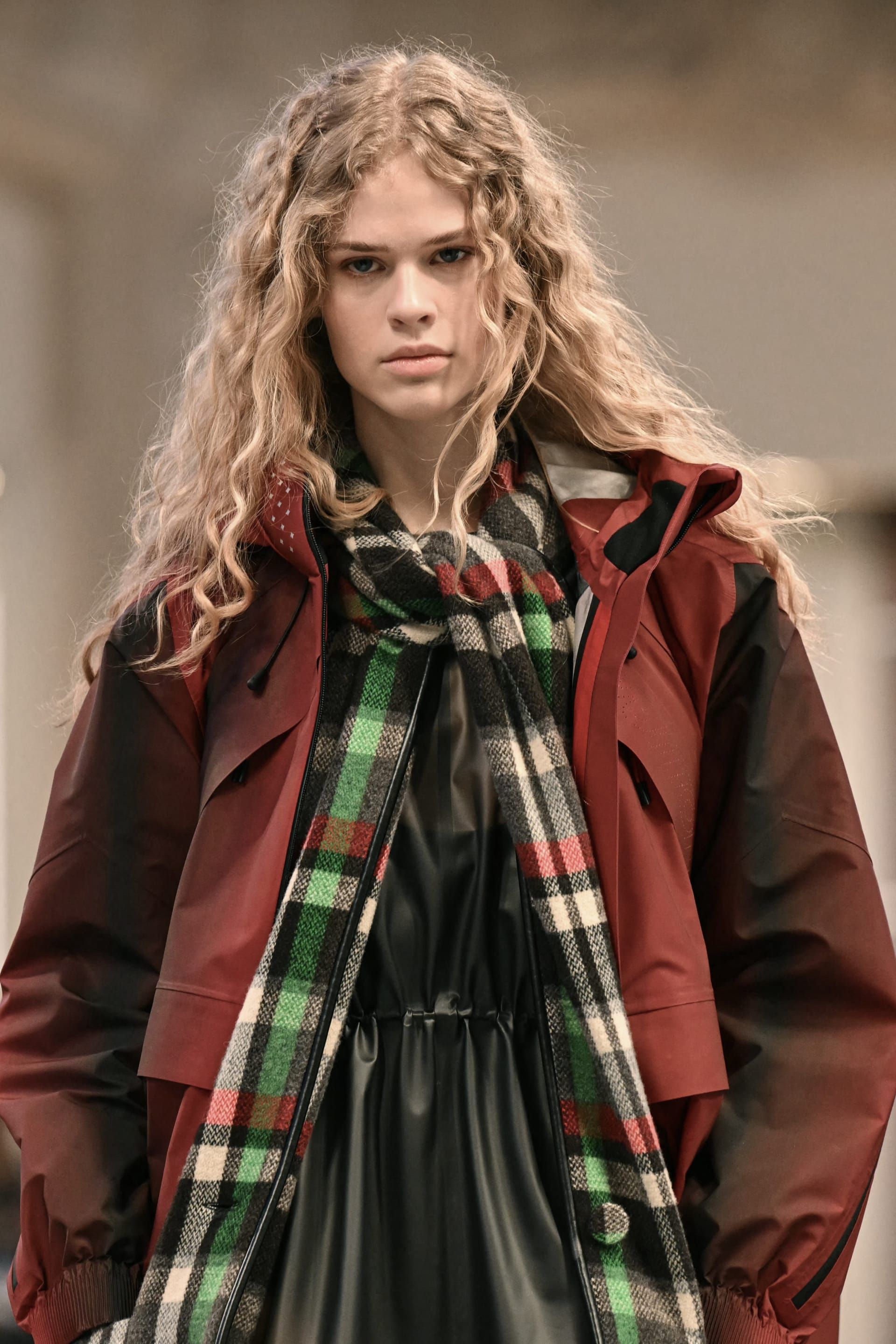 عارضة تقدّم أحد تصاميم مجموعة لويس فويتون للأزياء الجاهزة لموسم خريف وشتاء 2025-2026، وذلك ضمن فعاليات أسبوع الموضة في باريس، في العاصمة الفرنسية باريس في 10 مارس 2025.