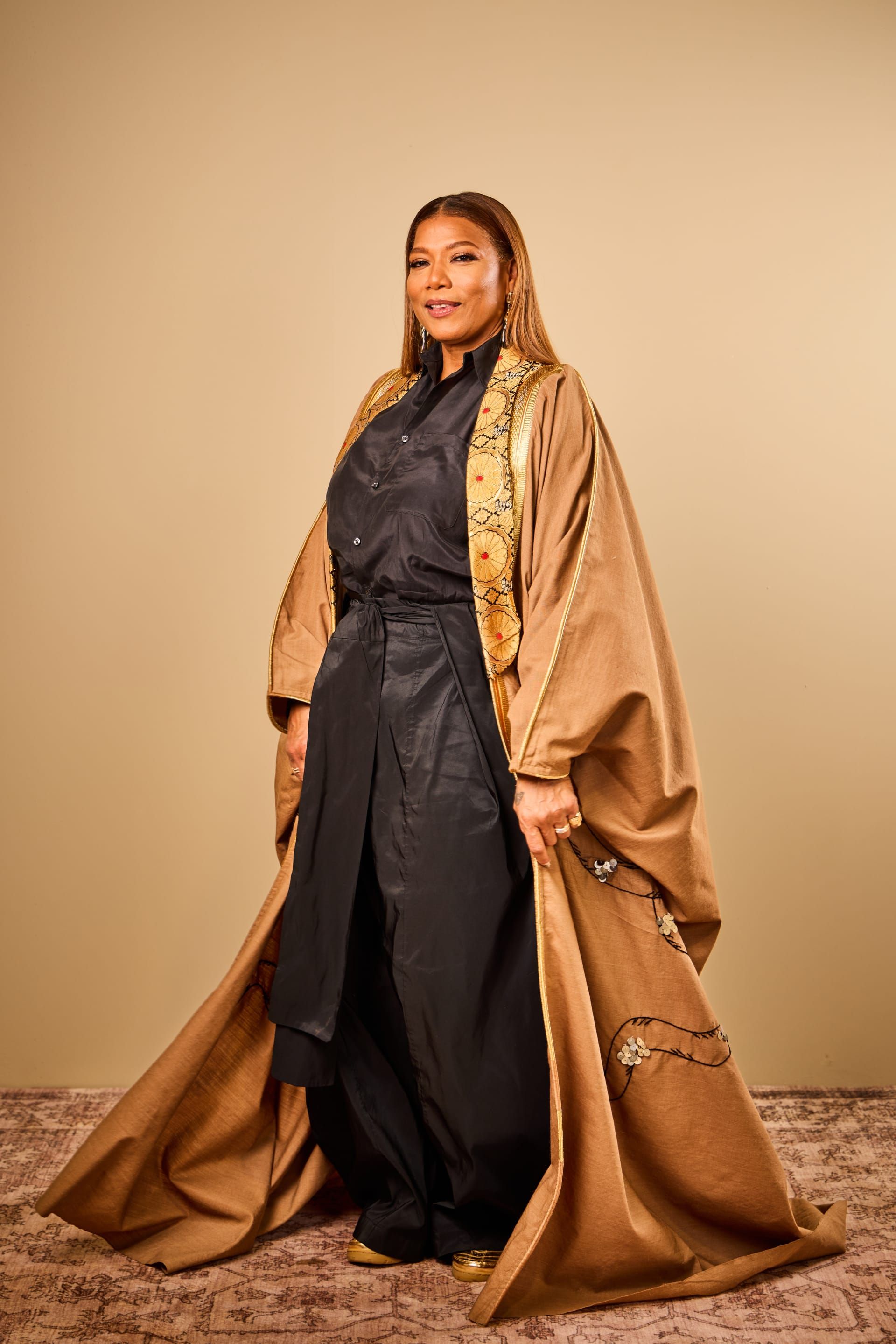 كوين لطيفة مرتدية البشت السعودي في إحدى فعاليّات المهرجان.