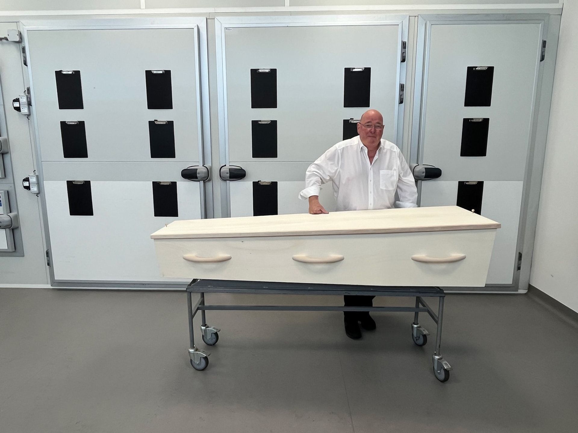 ماذا يحصل إذا فارقت الحياة على متن طائرة؟ موظف يكشف ما يجري خلف الكواليس