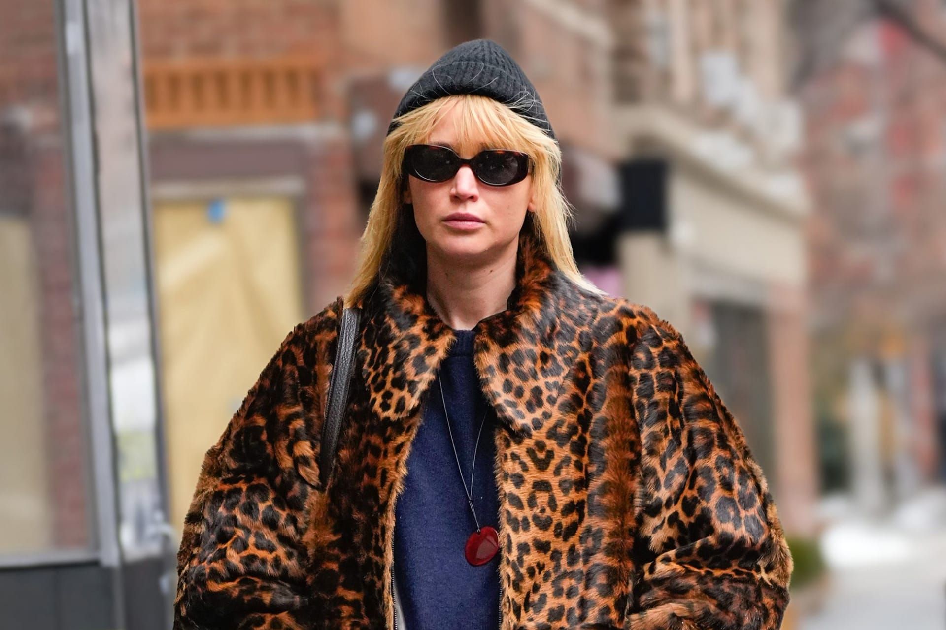 جينيفر لورنس في فبراير 2025، مرتدية قبعة صوفية مع معطف أنيق بنقشة النمر. وقد أسلوبها اليومي في الشارع سمعة جديدة كأيقونة للموضة.