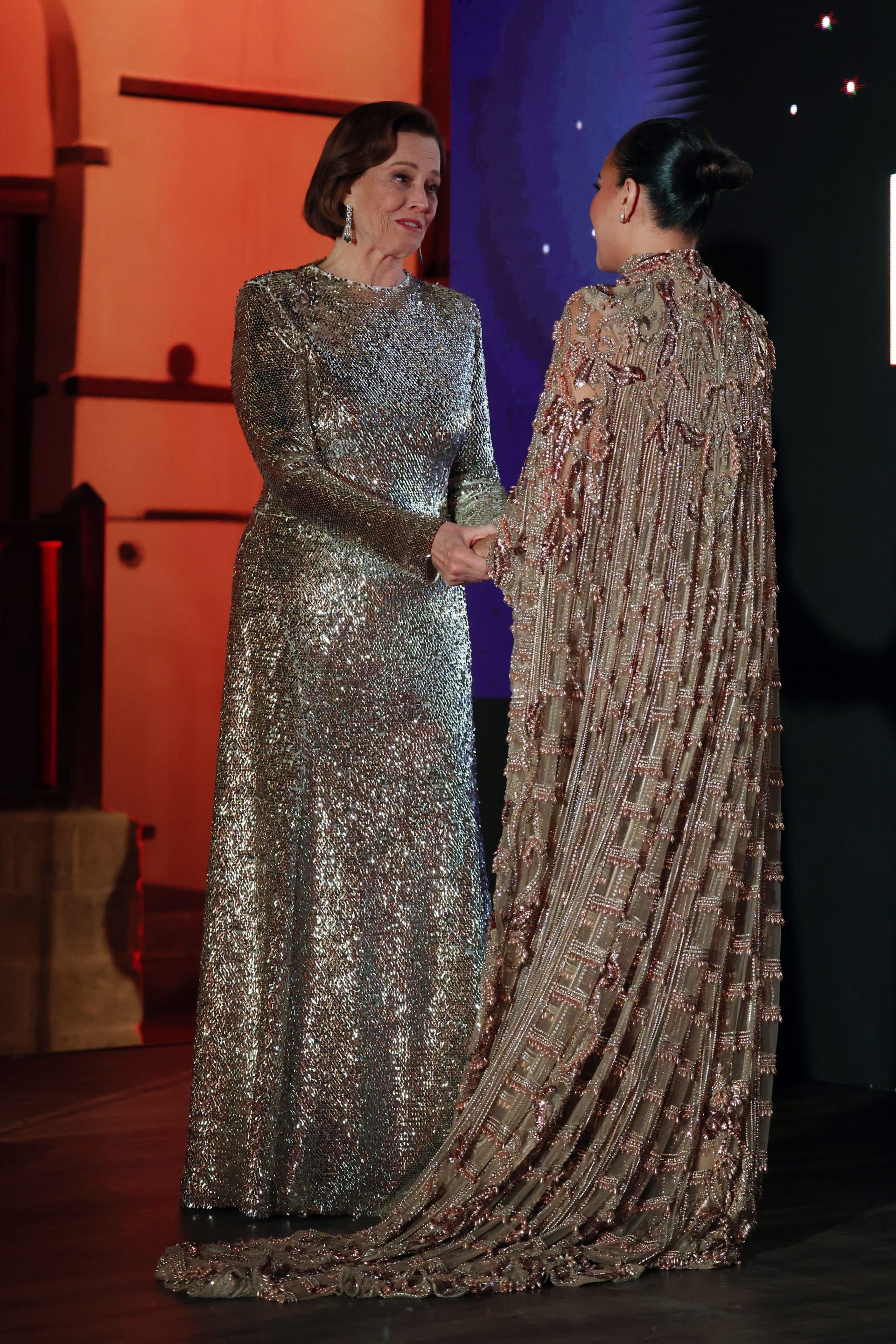 الممثلة الأمريكية سيغورني ويفر قدّمت جائزة عمر الشريف للممثّلة التونسيّة هند صبري.