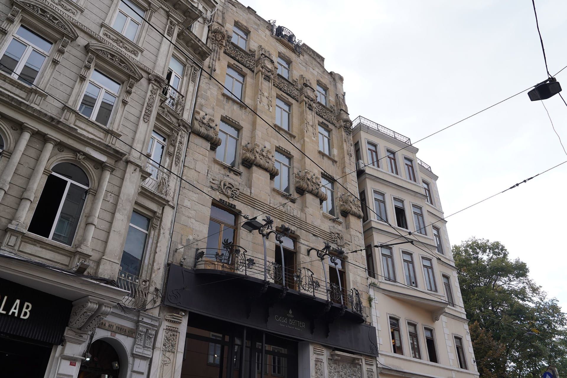 بناه السلطان لخياطه الموثوق.. مبنى فريد في إسطنبول يعود إلى الحياة بعد إهماله لعقود