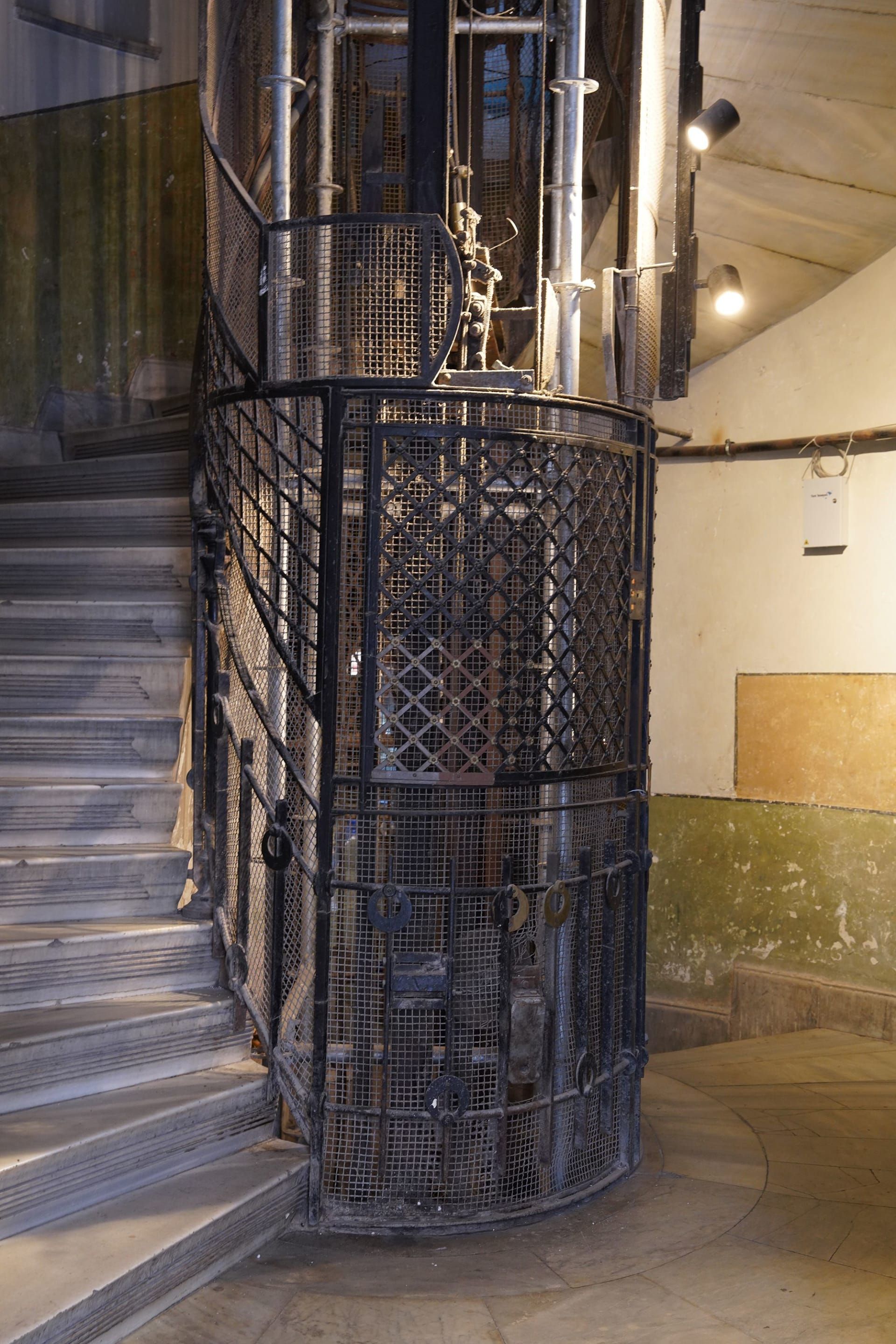 بناه السلطان لخياطه الموثوق.. مبنى فريد في إسطنبول يعود إلى الحياة بعد إهماله لعقود