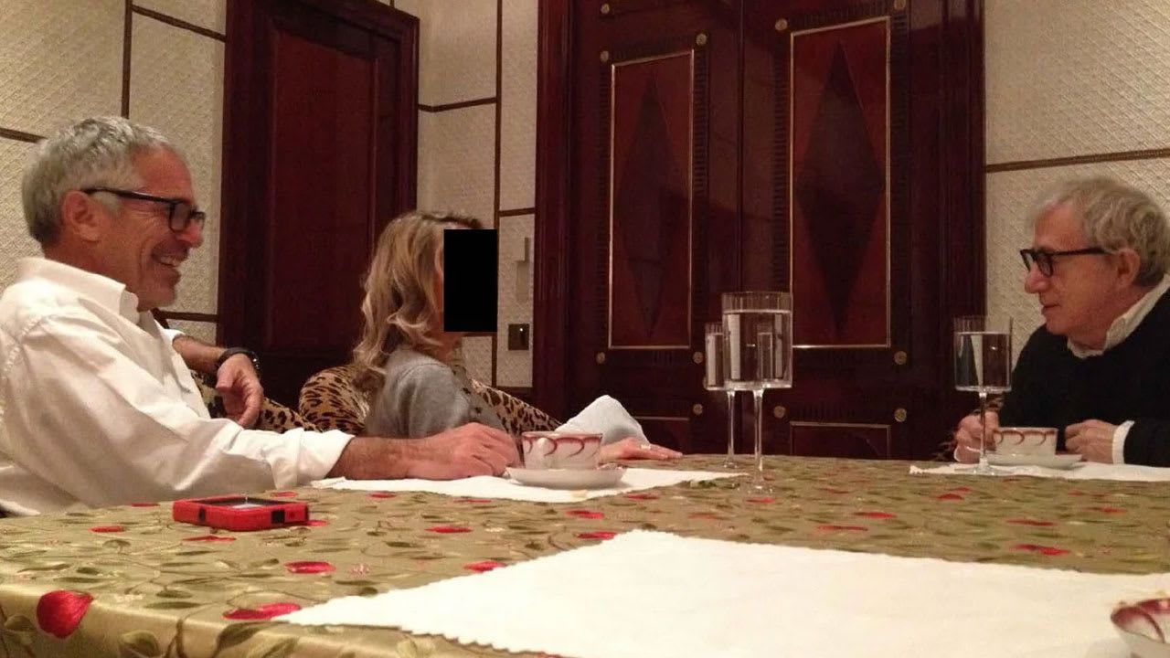 إبستين، وودي آلن، وامرأة مجهولة الهوية تم حجب وجهها من قبل الديمقراطيين في لجنة الرقابة التابعة لمجلس النواب.