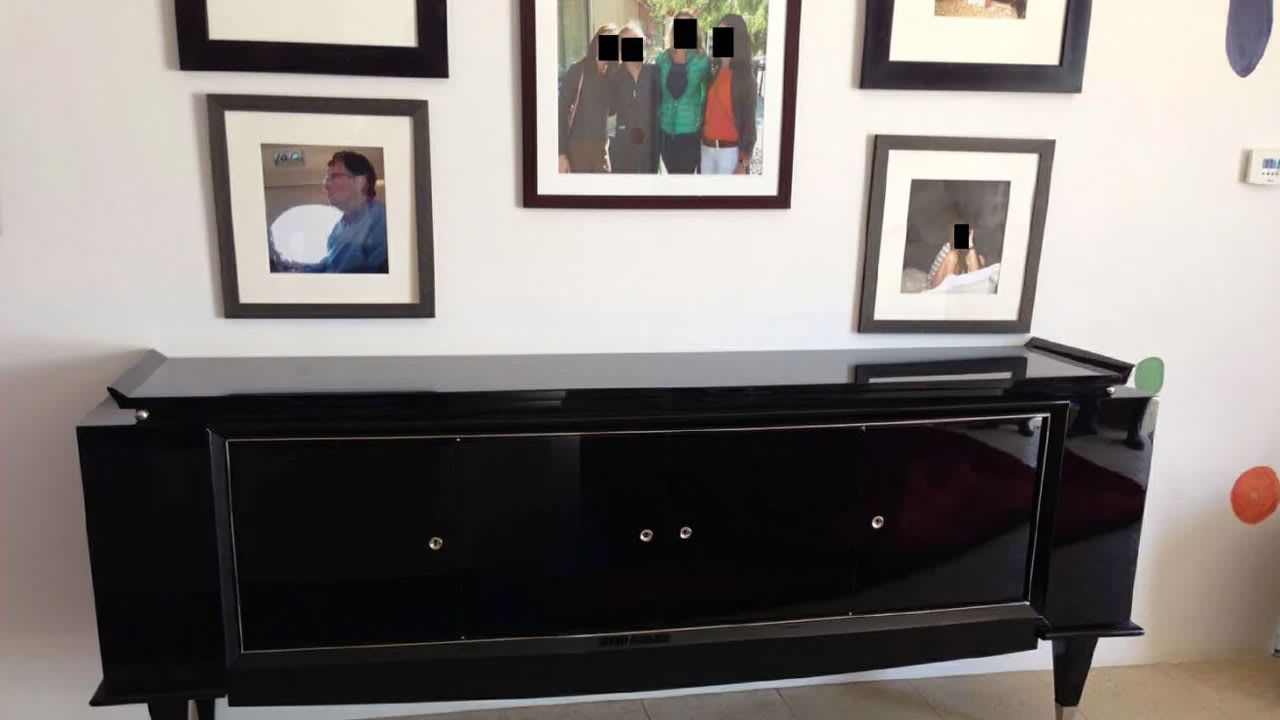 تُعلّق على الحائط صورة مؤطرة لبيل غيتس، على اليسار. كما توجد على الحائط صور مؤطرة لأشخاص مجهولين، تمّ حجب وجوههم من قبل الديمقراطيين في لجنة الرقابة التابعة لمجلس النواب.