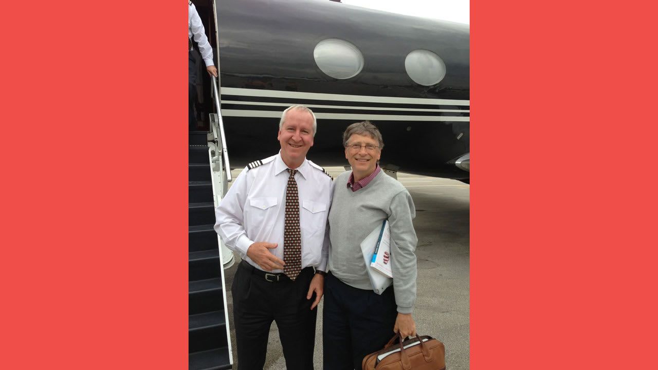 بيل غيتس ورجل مجهول الهوية