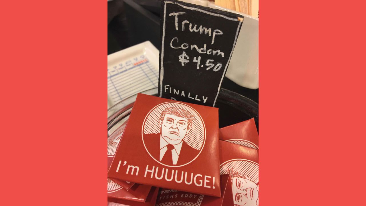 واقي ذكري مبتكر يحمل صورة كاريكاتورية لوجه دونالد ترامب.