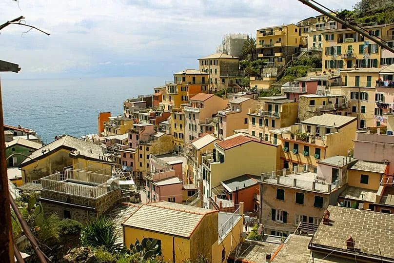 Multiple inhabitants of the same community tended to emigrate to the same place. 