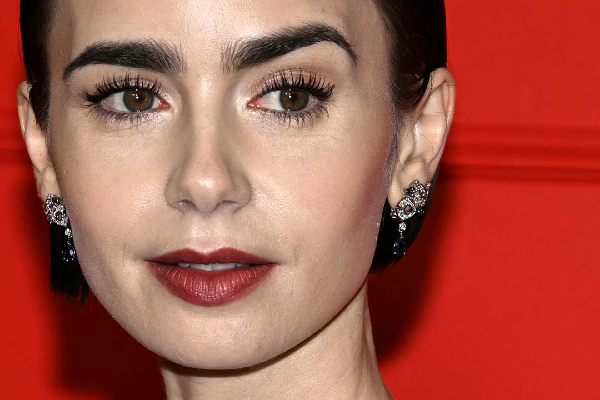 أكملت كولينز إطلالتها بمكياج ناعم وأحمر شفاه برغندي ومجوهرات ماسيّة.