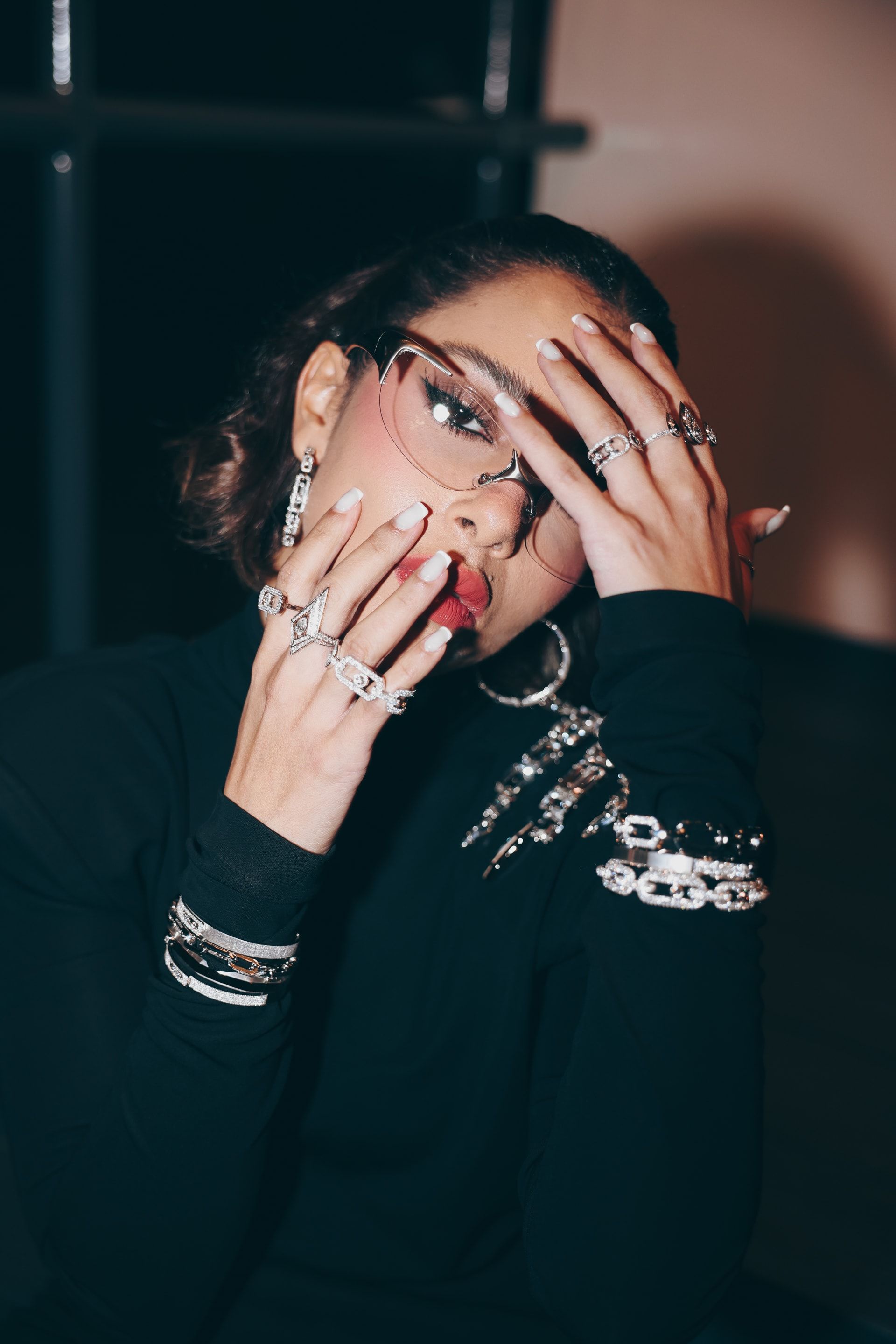 طريقة فريدة في تنسيق الخواتم والأساور.