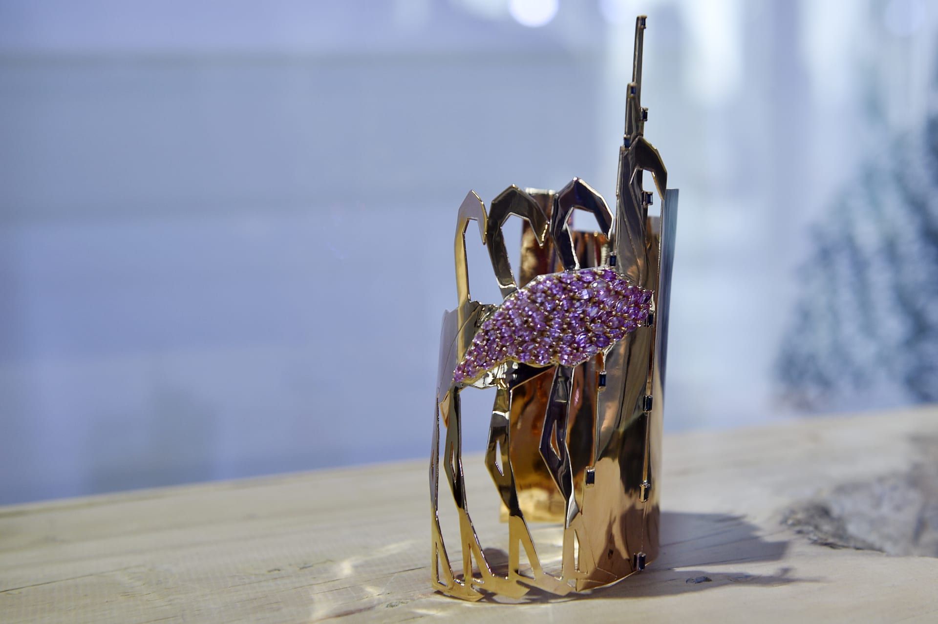 تدخل اللغة العربيّة في صميم العلامة التجارية، ولكن لها تحديّاتها ودقّتها.