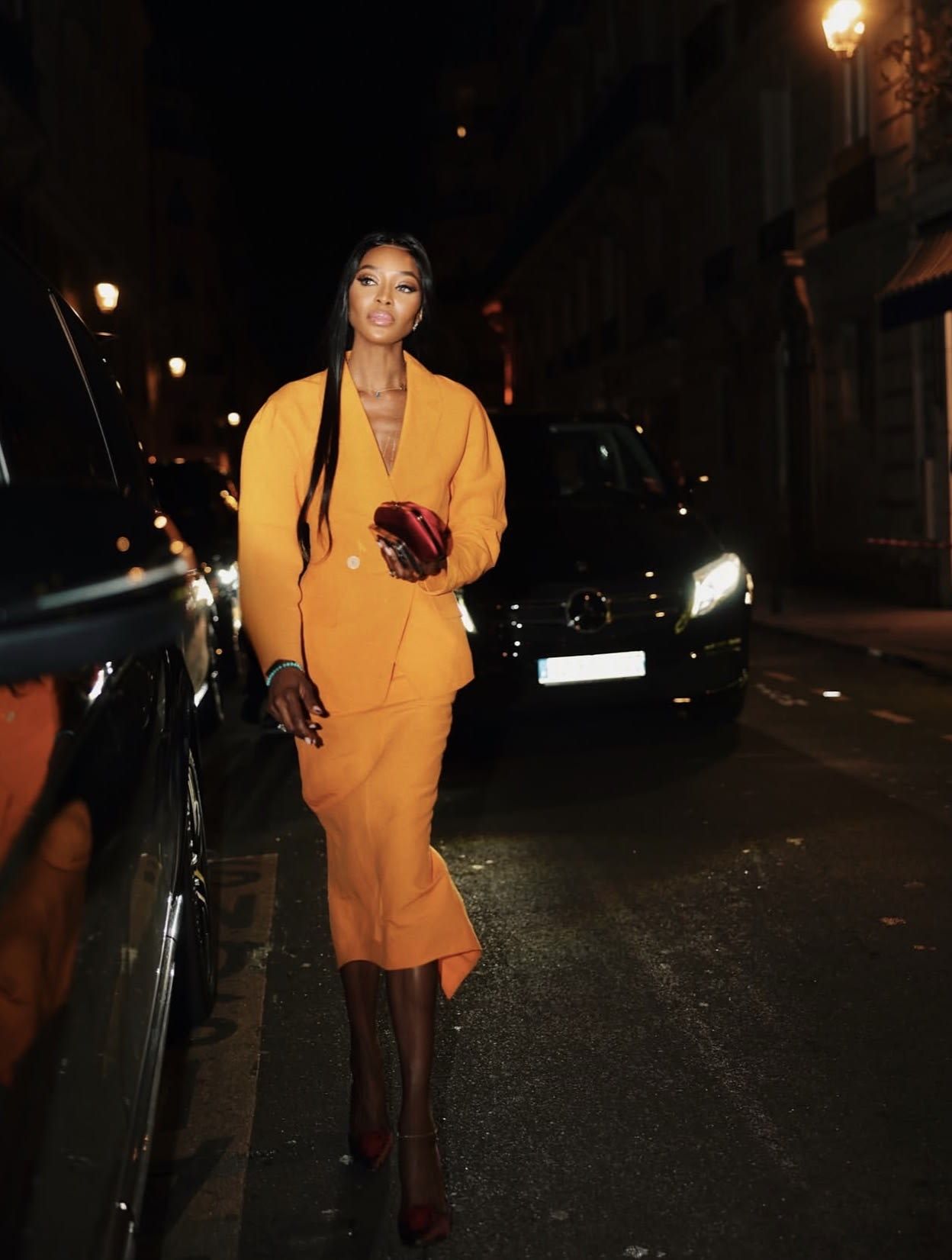 عارضة الأزياء العالمية نعومي كامبل في شوارع العاصمة الفرنسيّة، باريس.