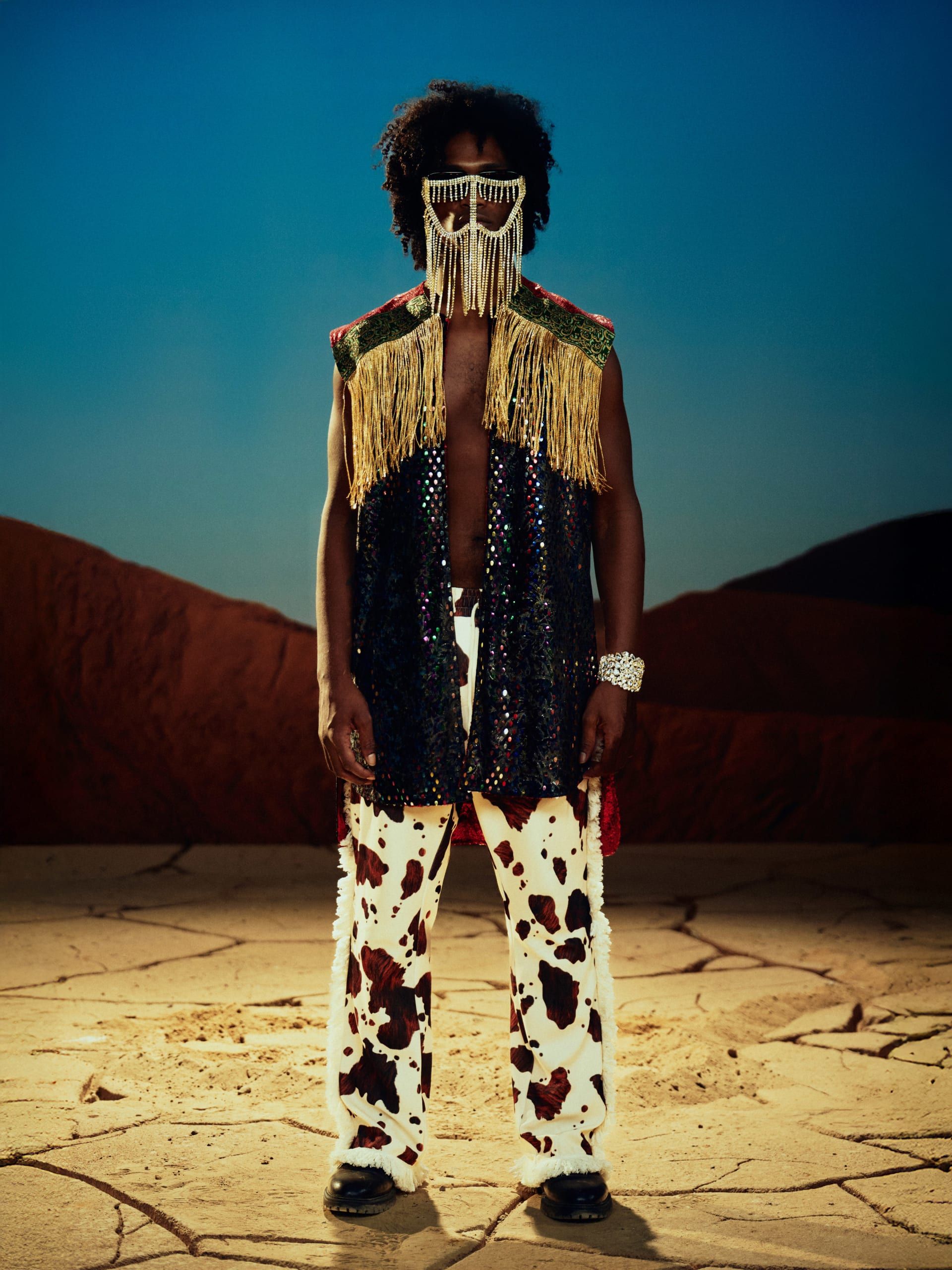 إطلالات خارجة عن المألوف للمشاركين في الفيديو المصوّر.