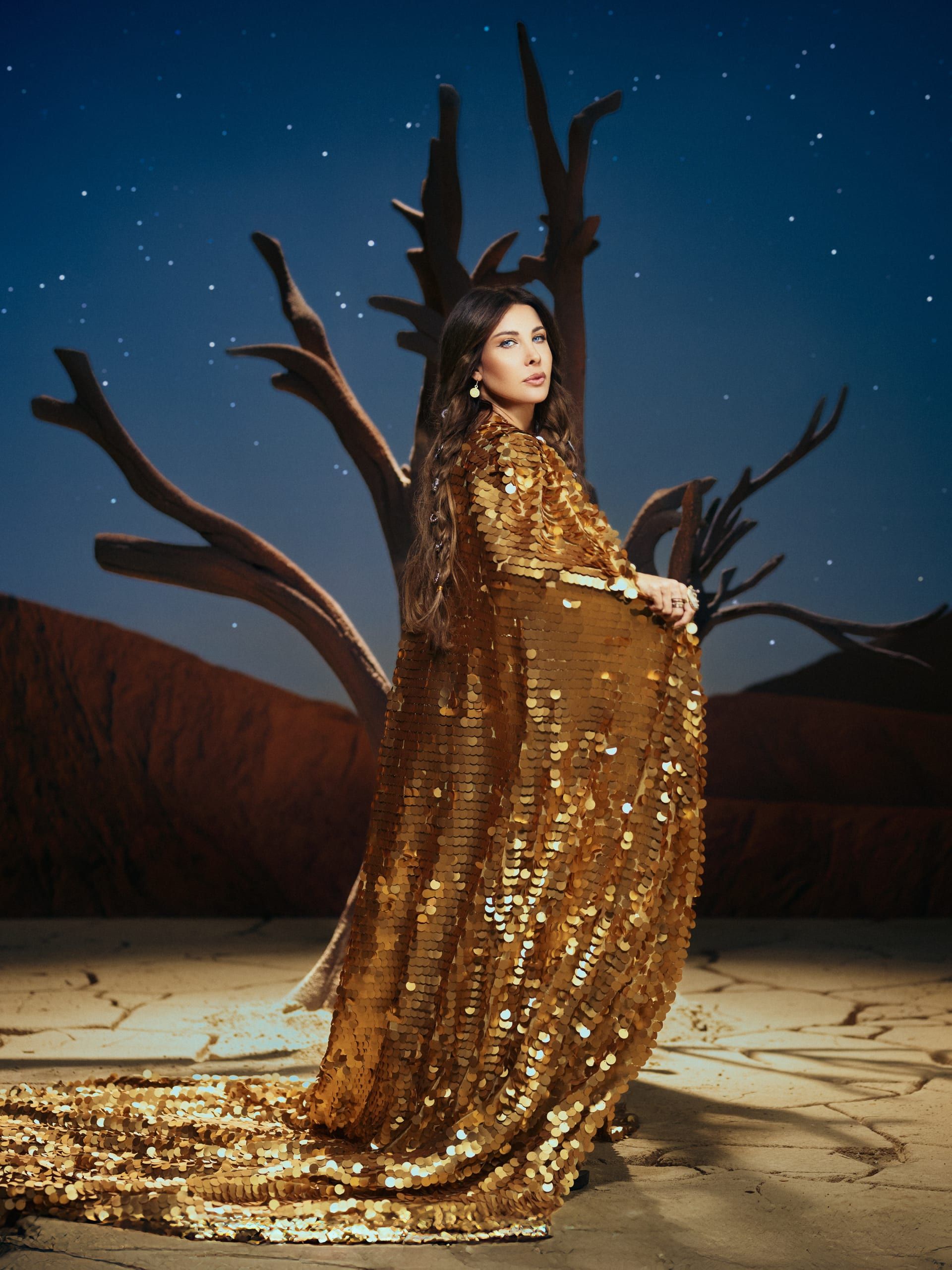 أزياء نانسي عجرم التي جمعت الشرق والغرب في إطار بصري واحد.