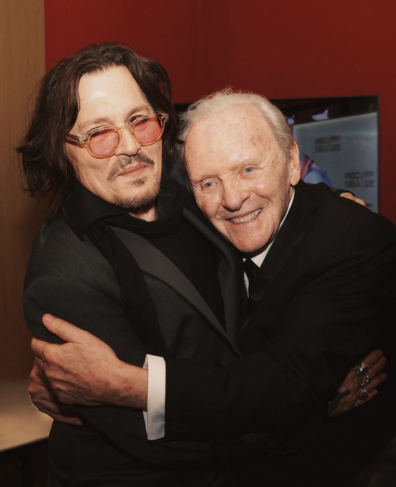 عناق بين الممثلين الأمريكيين السير أنتوني هوبكنز وجوني ديب في صورة خلف الكواليس خلال حضورهما مهرجان البحر الأحمر السينمائي الدولي 2025. .