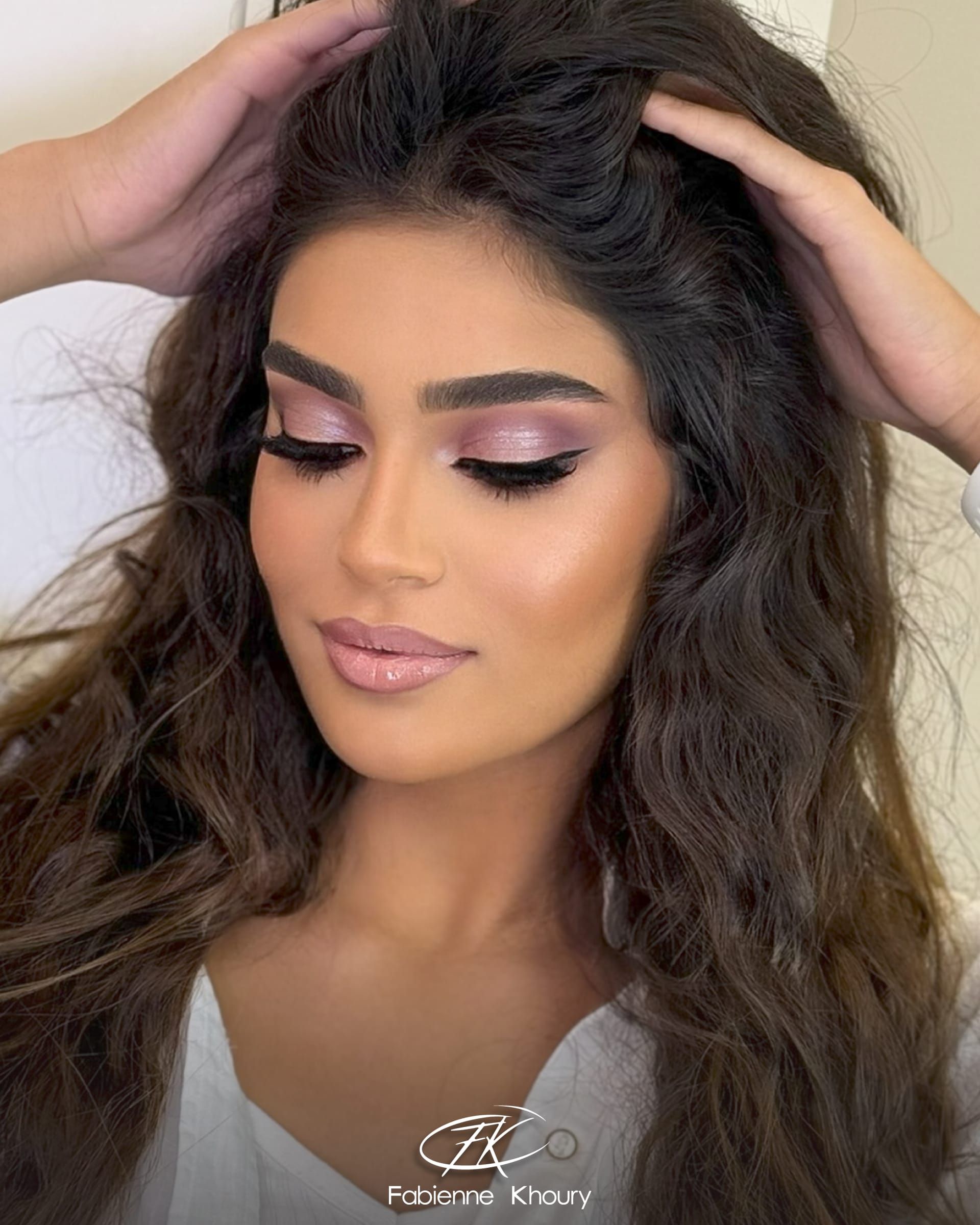 أحمر شفاه الأحمر ليس شرطًا من شروط مكياج الأعياد.