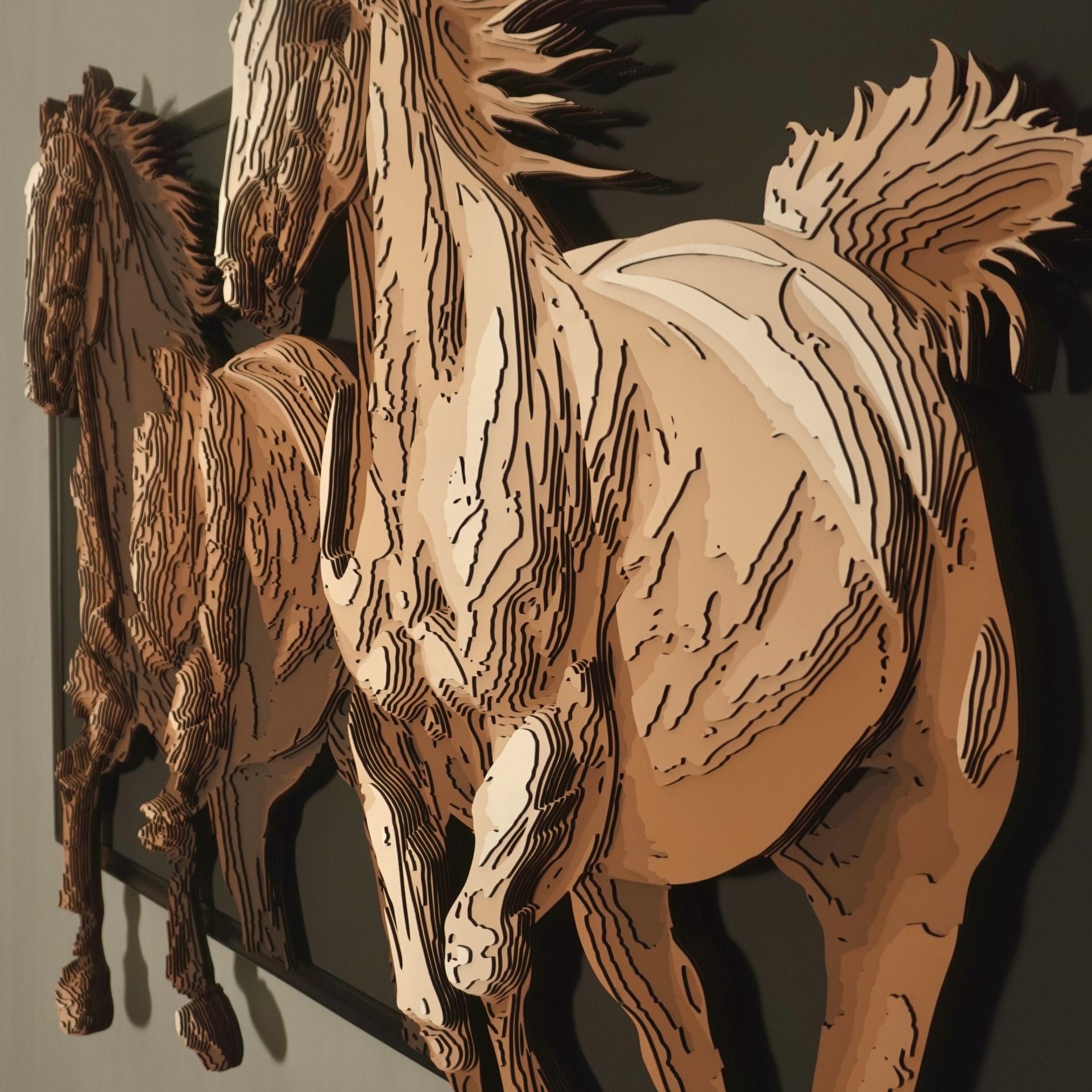 تتحوّل التجربة الشخصية والذاكرة الجمعية العراقية إلى أثر بصري نابع من الإحساس قبل الفكرة.