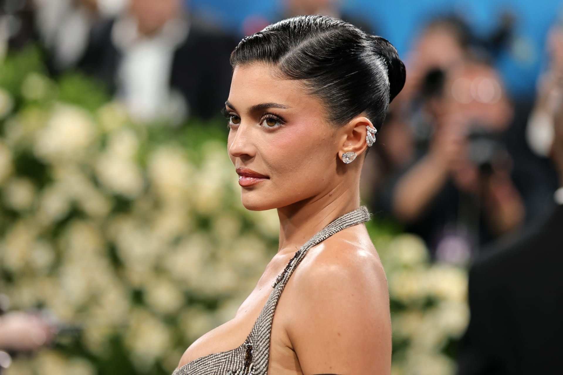 اعترفت نجمة تلفزيون الأمريكيّة كايلي جينز بتفاصيل إجراءاتها التجميلية.