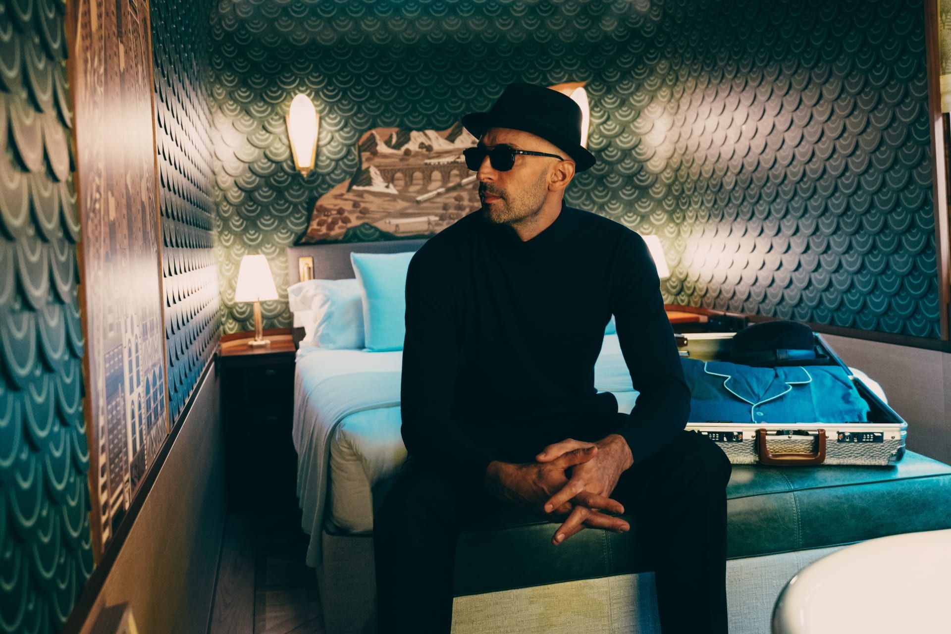 الفنان الفرنسي داخل غرفة النوم في عربة القطار الاستثنائيّة.