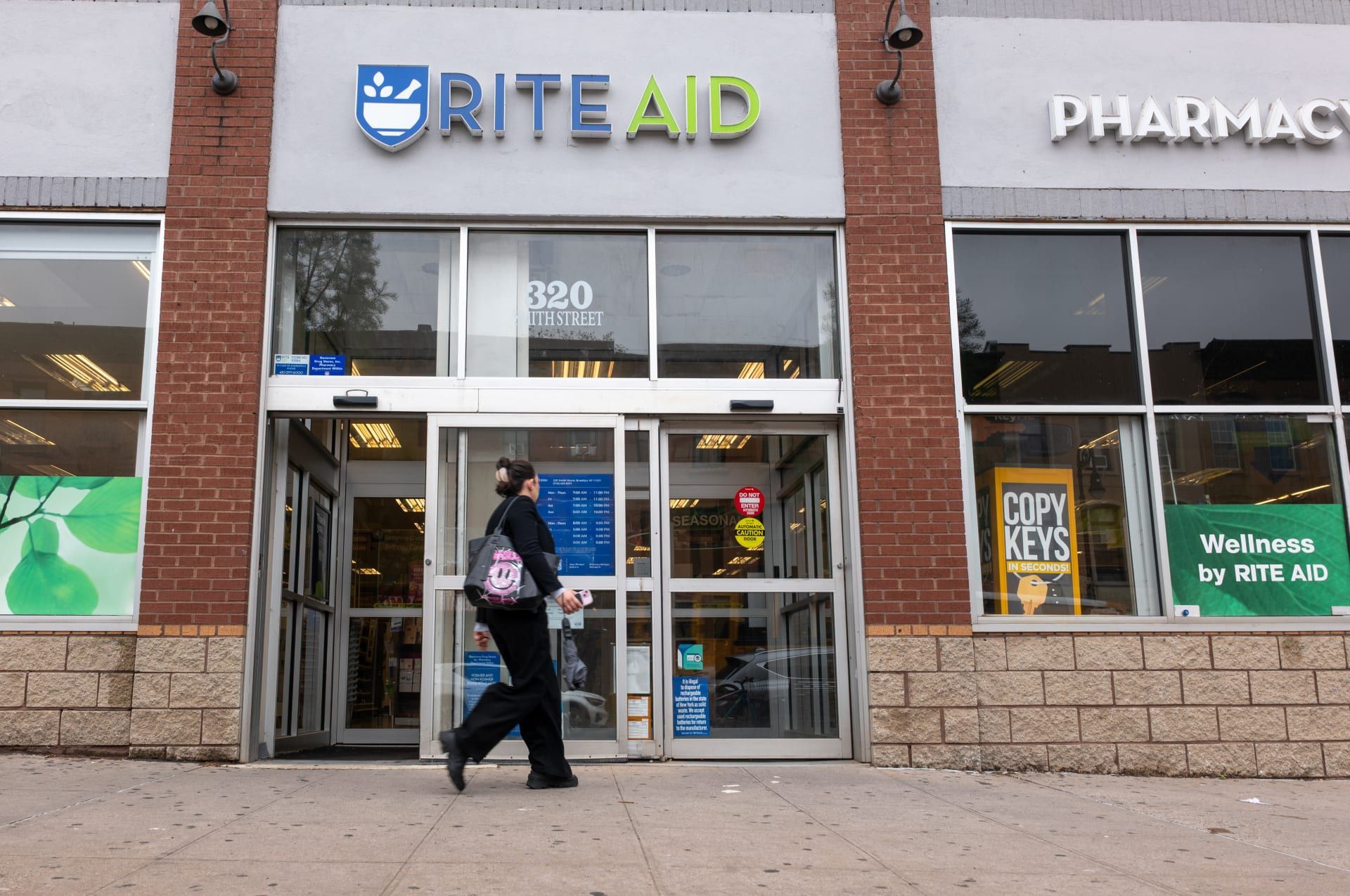 سلسلة الصيدليات الأميركية الكبرى Rite Aid تُغلق أبوابها بعد أكثر من 60 عامًا.