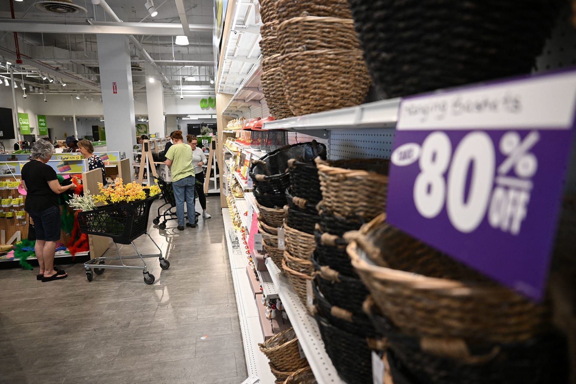 يتفقد الزبائن السلع المعروضة للبيع بينما تعلن اللافتات عن خصومات خلال اليوم الأخير من تخفيضات إغلاق متجر Joann في كاليفورنيا.