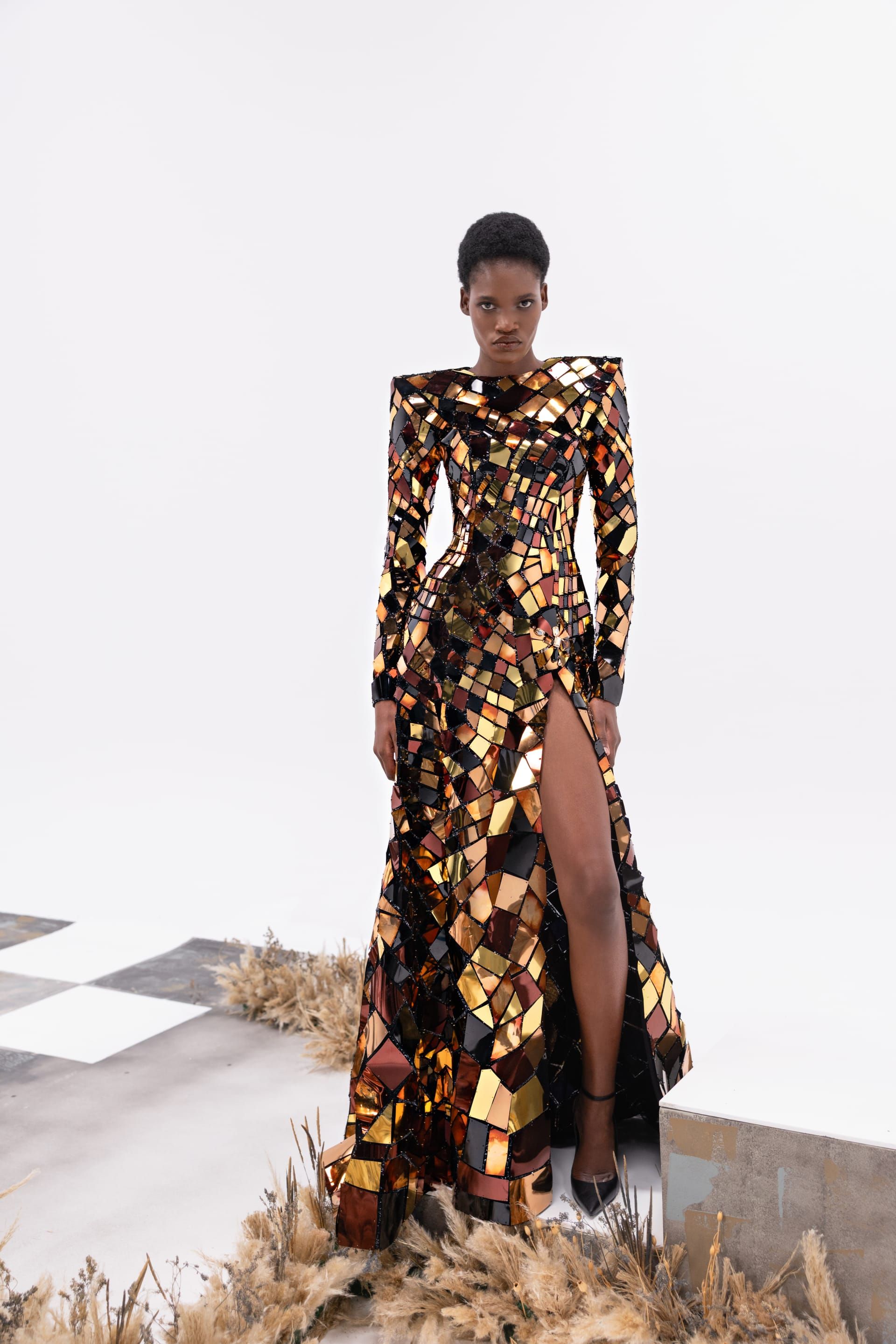 تتميّز المجموعة بخطوط حادة، وأكتاف واضحة، وتوازن بين الصلابة والنعومة، وألوان تحمل رمزية القوة