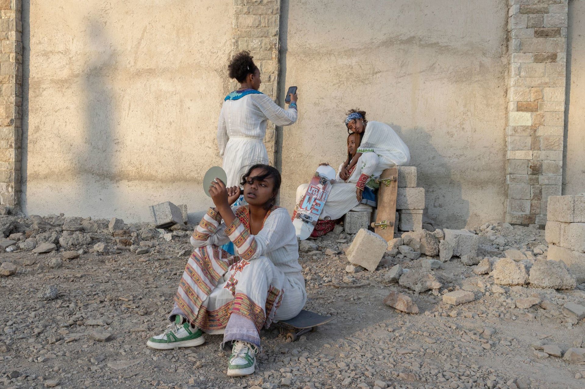 يواجهن الكراهية فقط لأنهن يتزلجن.. مصورة توثق شابات يكسرن الصور النمطية في إثيوبيا