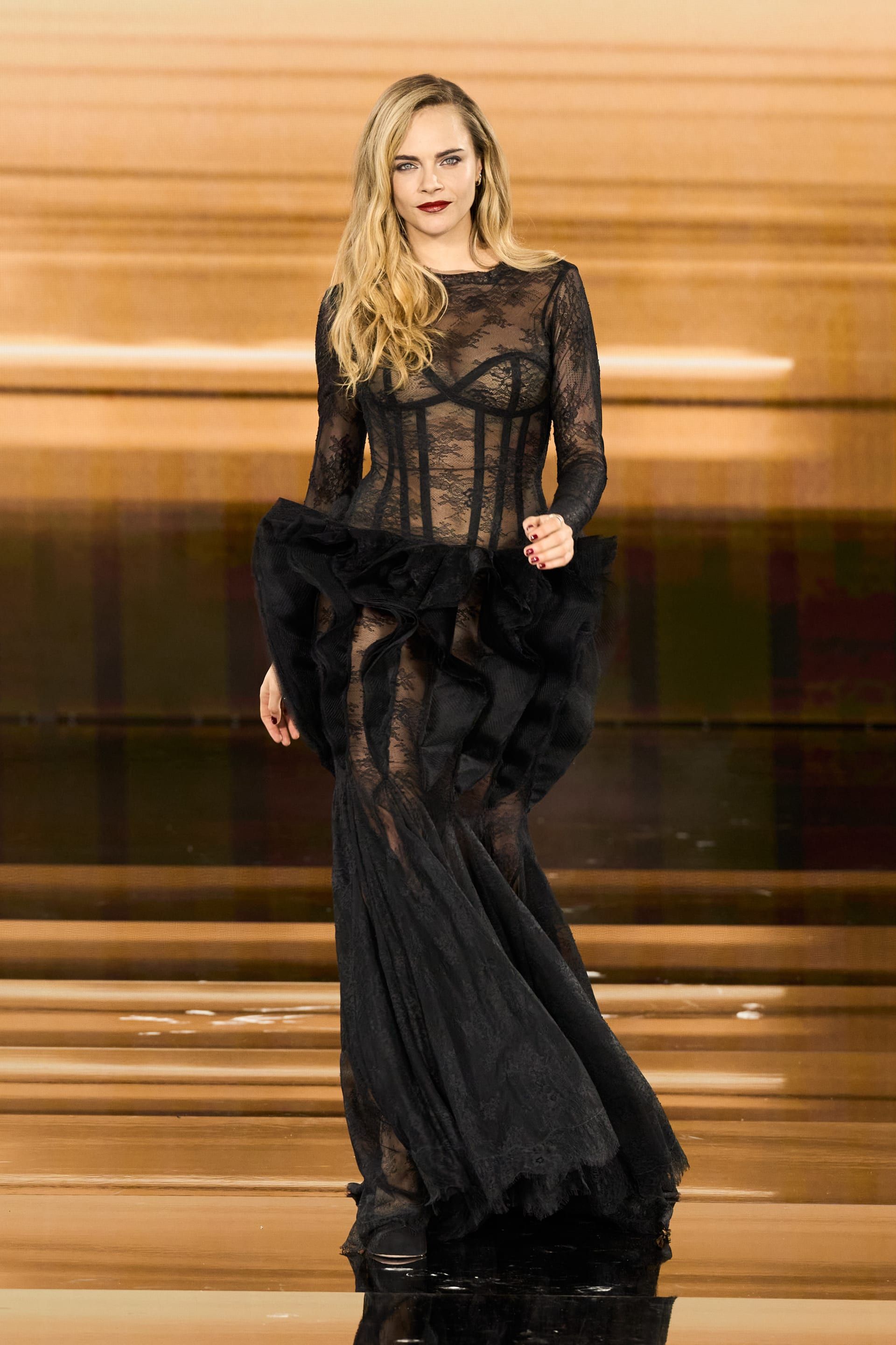 العارضة البريطانية كارا ديليفين بفستان أسود من المصمّم اللبناني جورج شقرا.