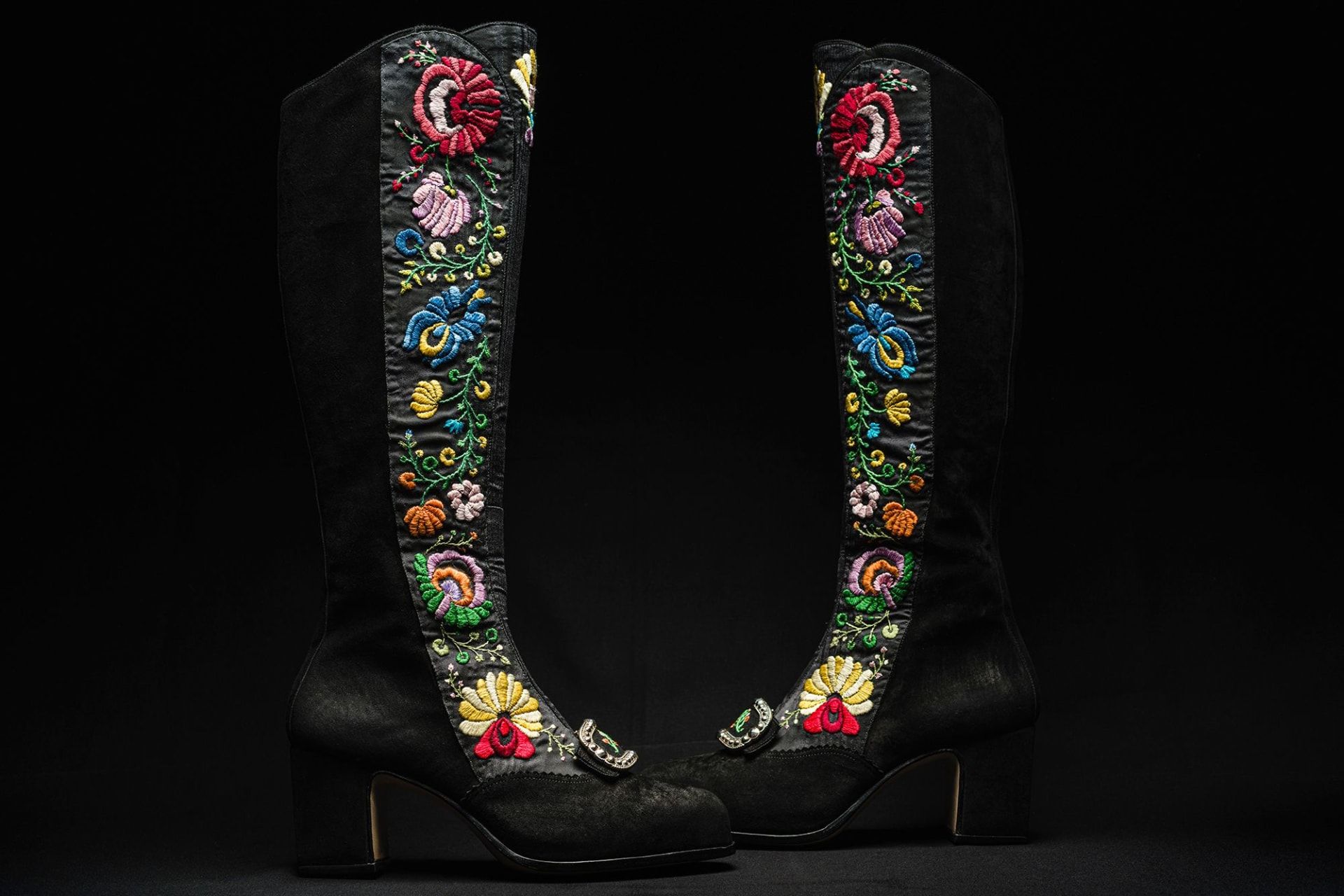 تستخدم جروفز التطريز والخياطة اليدوية والكروشيه كثيرًا في تصاميمها، والتي تكون عادةً مصنوعة يدويًا بالكامل وتتطلب وقتًا طويلًا للإنتاج.