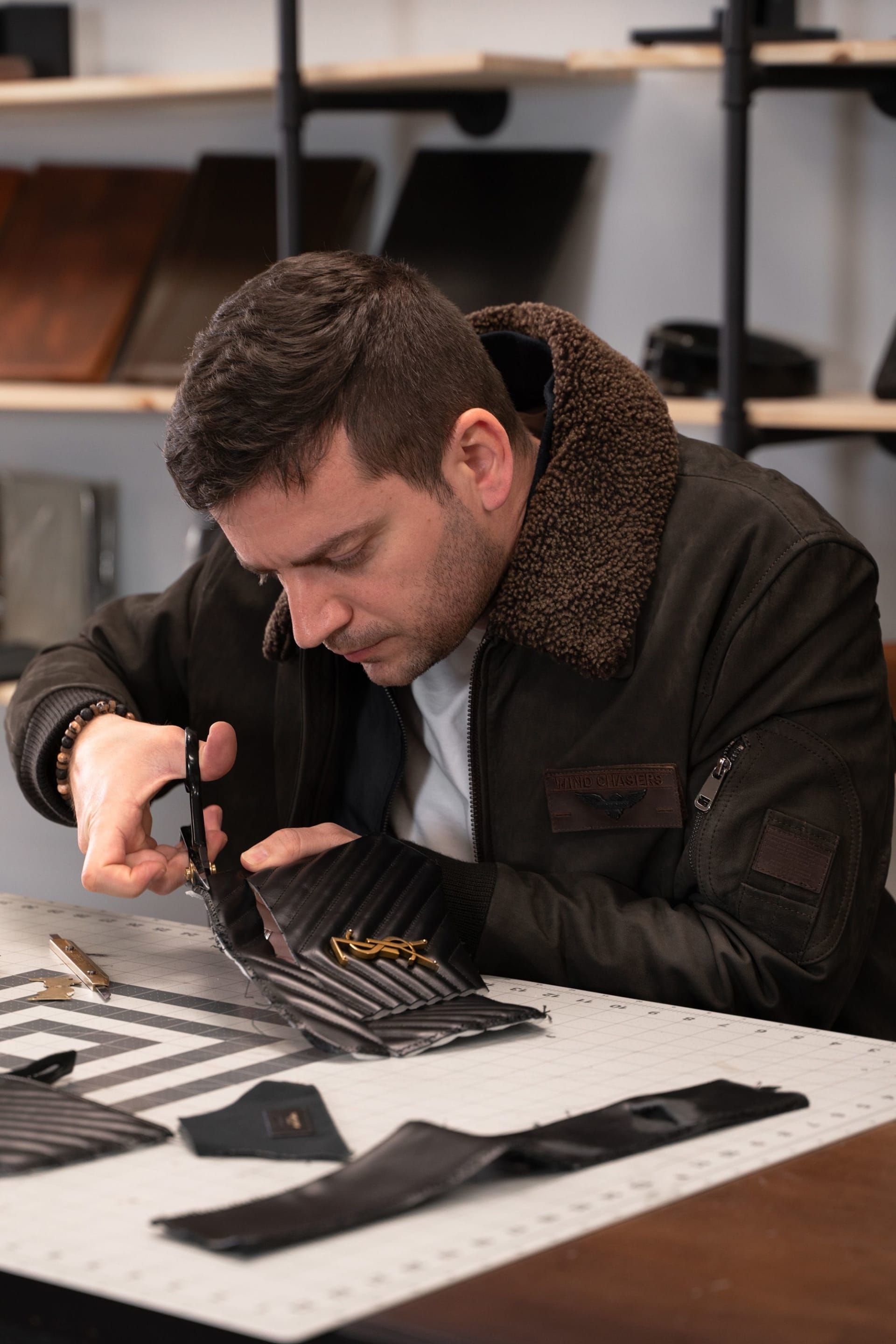 تَنر ليذرستين يقوم بتفكيك ومراجعة المنتجات الجلدية الفاخرة بهدف تقييم جودتها وقيمتها الحقيقية.