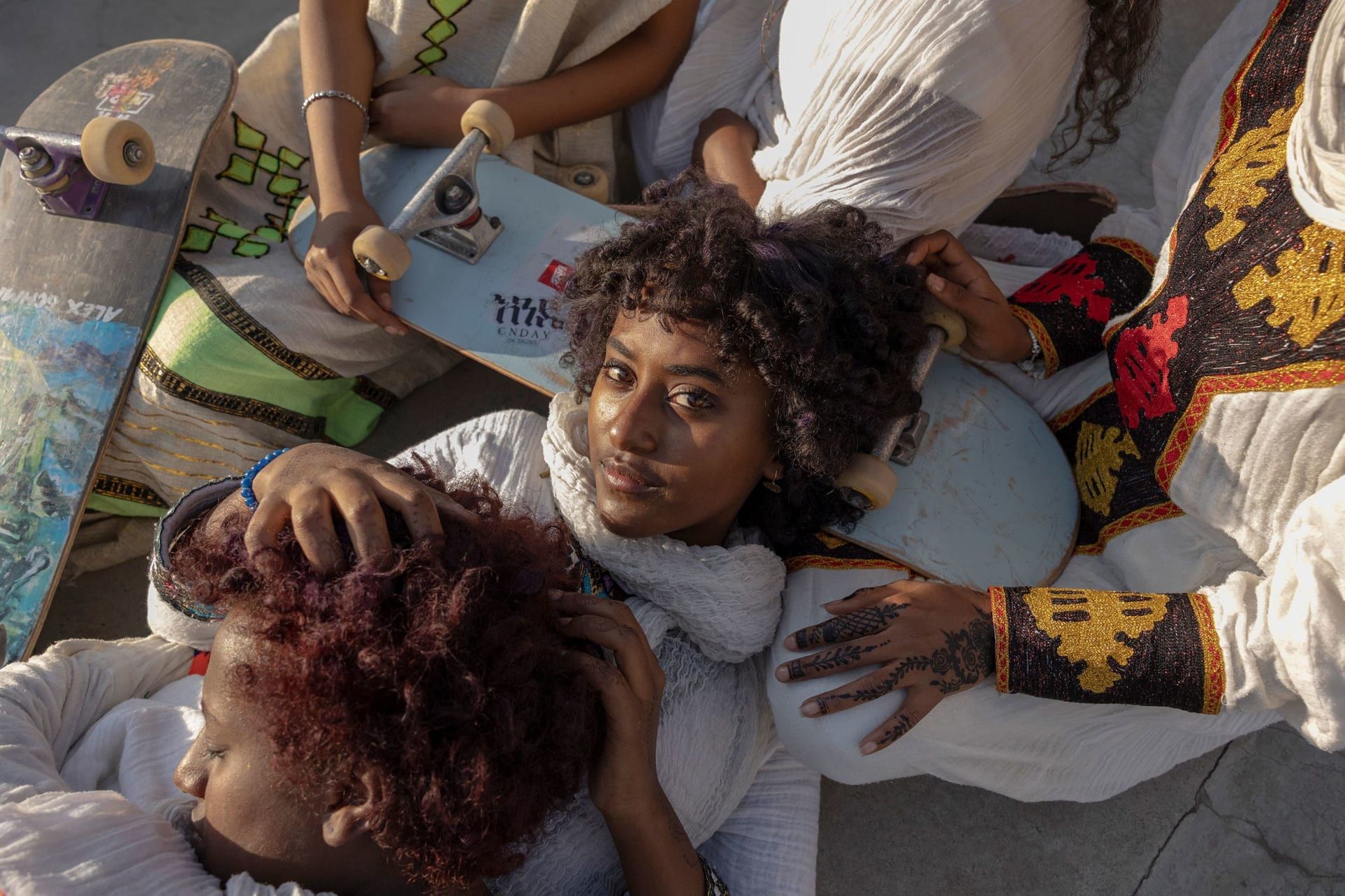 يواجهن الكراهية فقط لأنهن يتزلجن.. مصورة توثق شابات يكسرن الصور النمطية في إثيوبيا